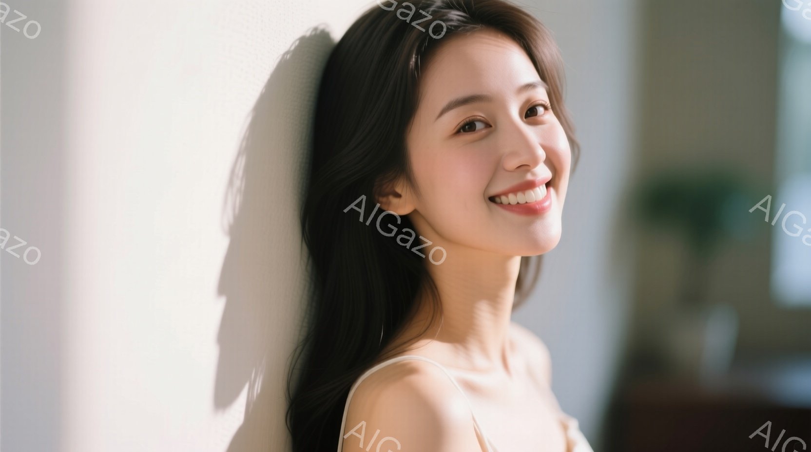 長い黒髪を後ろに流し、白いトップスを着た若い女性が写っている。彼女は壁に寄りかかり、明るい笑顔でカメラを見つめている。背景は明るい室内で、穏やかで温かい雰囲気を醸し出している。 - AI生成フリー素材