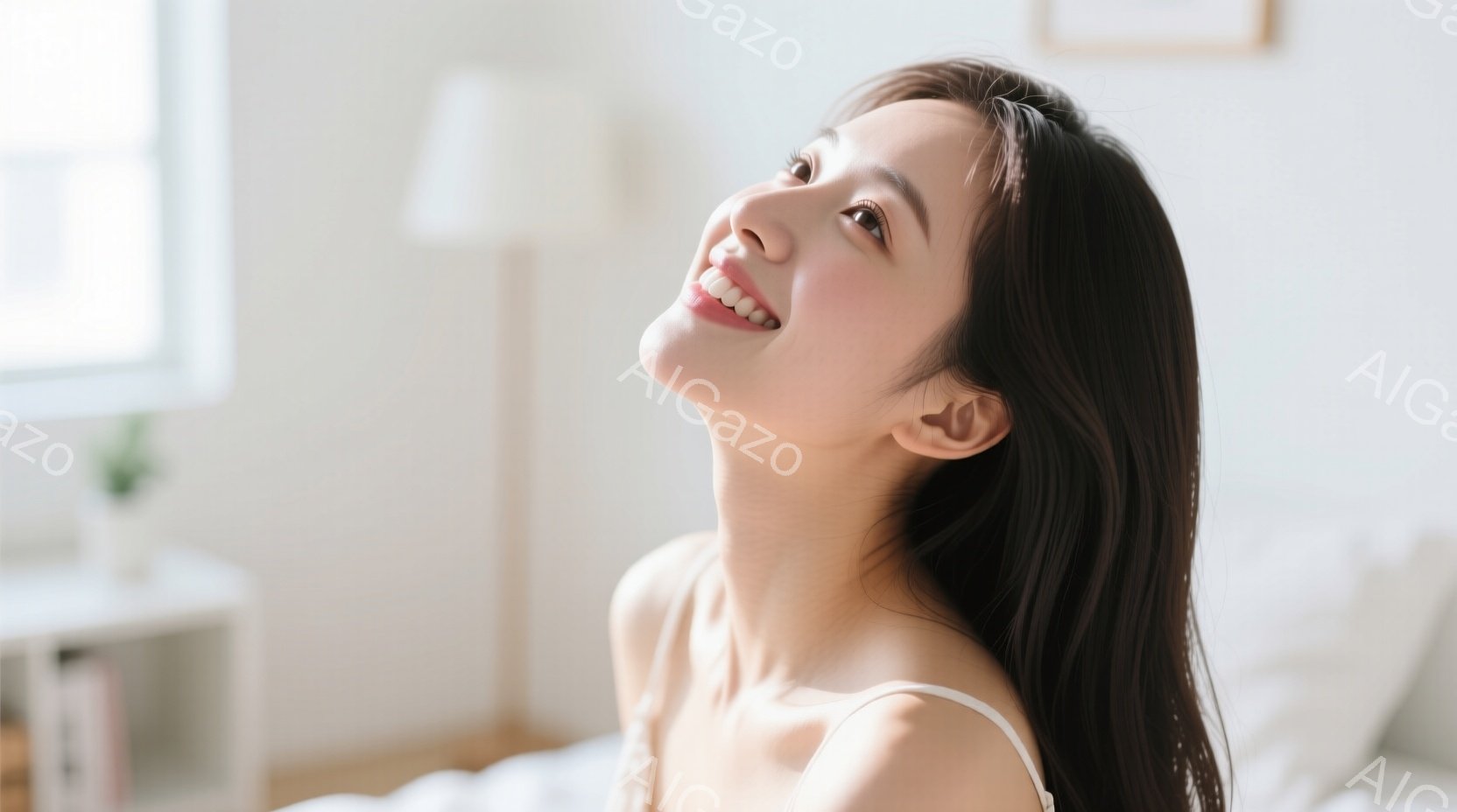 長い黒髪をなびかせ、白い肩出しのトップスを着た女性が、上を見上げて微笑んでいます。柔らかい光が差し込む室内で、リラックスした雰囲気のベッドに横たわり、穏やかな表情を浮かべています。背景には白い家具と植 - AI生成フリー素材
