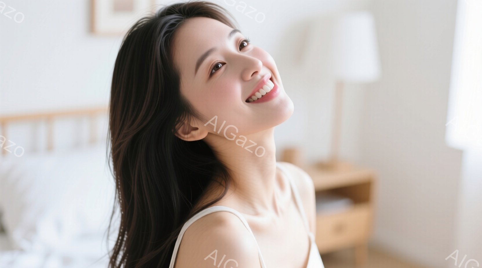 長い黒髪をなびかせ、白いストラップのトップスを着た女性が写っています。彼女は少し上向きに顔を傾け、満面の笑みを浮かべており、明るく幸福な雰囲気を醸し出しています。背景には木製のナイトスタンドとベッドの一部が見え、全体的に柔らかく、温かい光が差し込む室内で撮影されたことが分かります。
