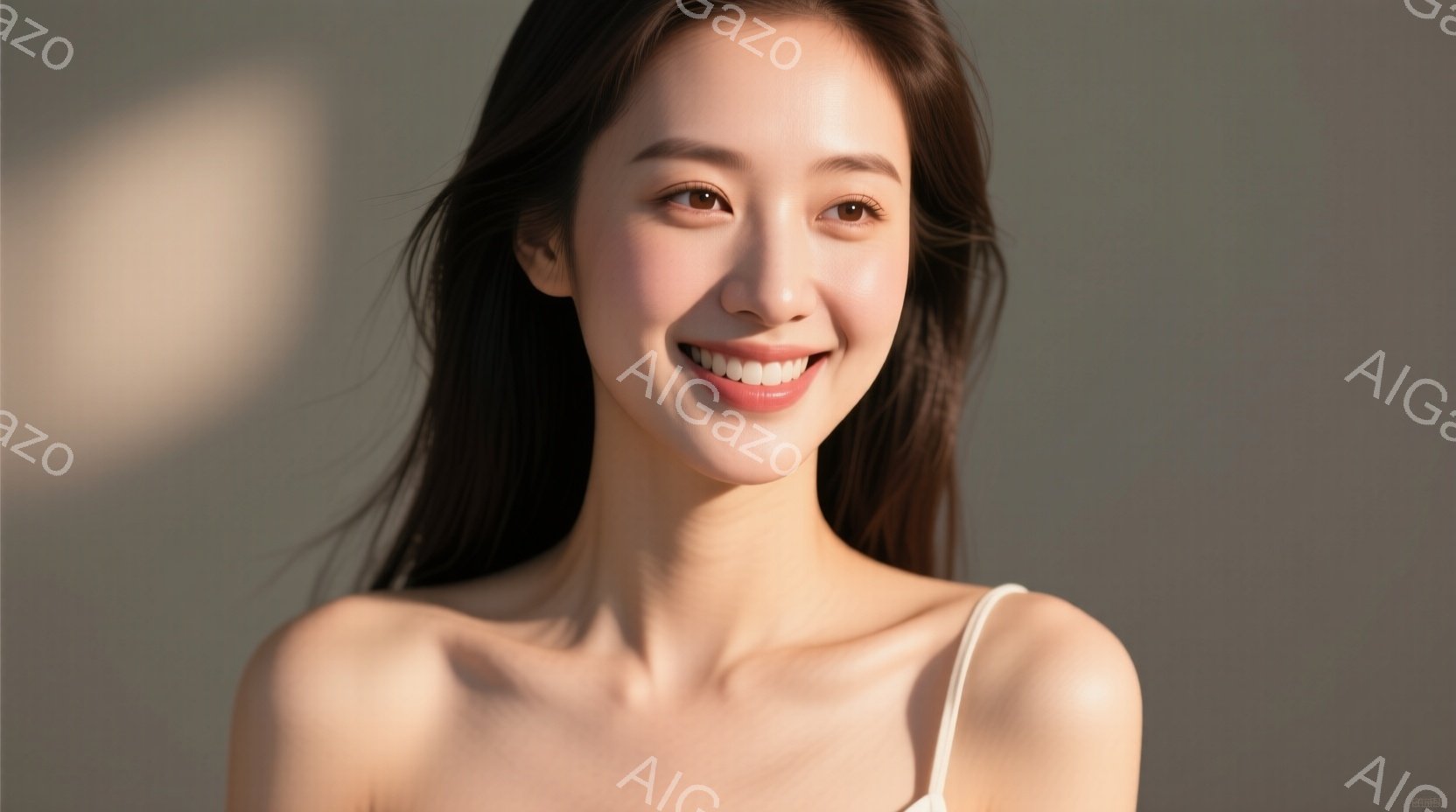 長い黒髪を肩から下で自然に垂らし、白いキャミソールを着た若い女性が写っています。彼女は満面の笑みを浮かべ、視線はカメラの正面にあります。背景は淡いグレーで、柔らかい光が彼女を照らし、全体的に温かく親し - AI生成フリー素材