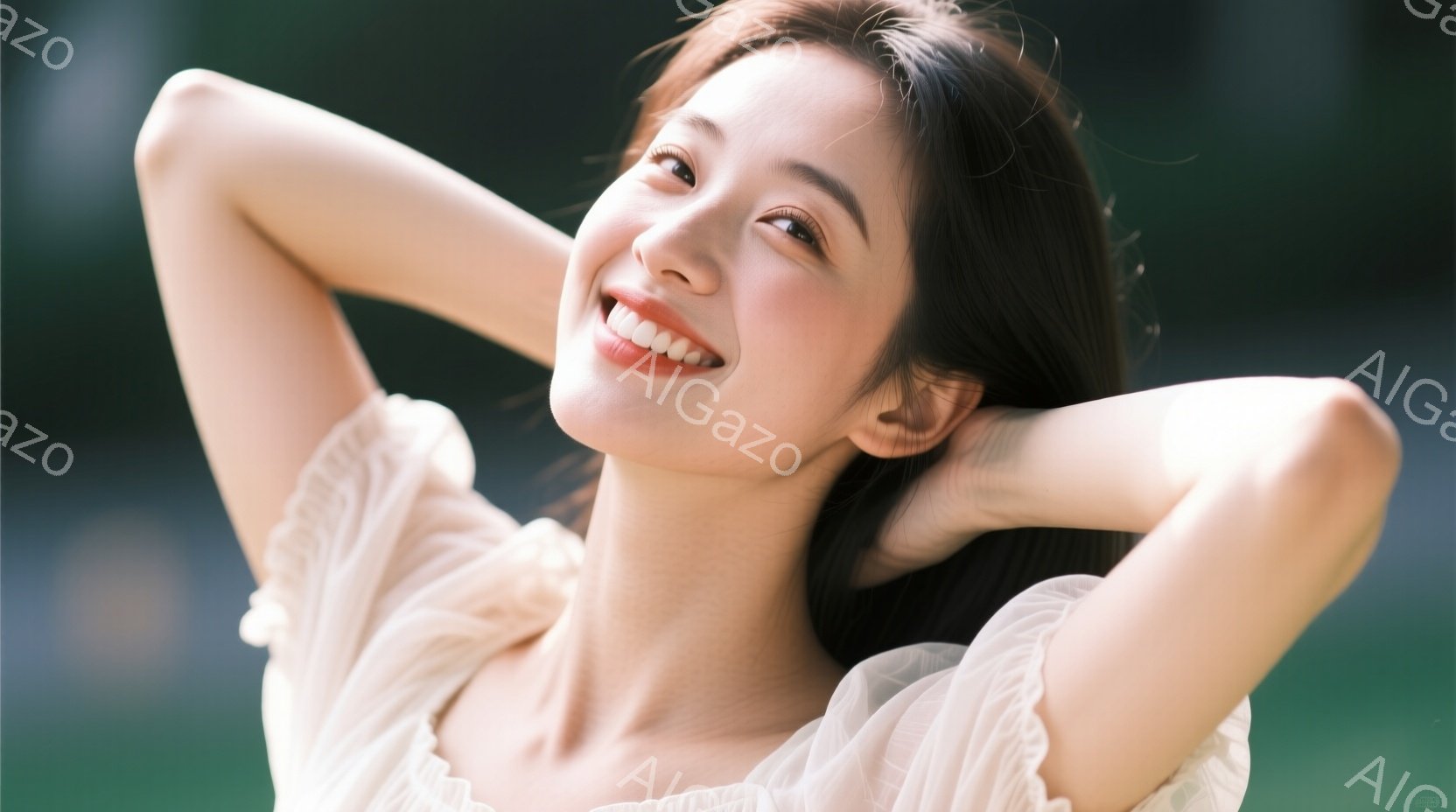 長い黒髪の女性が、クリーム色のフリル襟のブラウスを着て、後ろで手を組み、目を細めて微笑んでいます。背景は緑豊かな自然で、光が差し込み、柔らかく晴れた日であることがわかります。全体的に、リラックスして幸福感に満ちた、穏やかな雰囲気が漂っています。