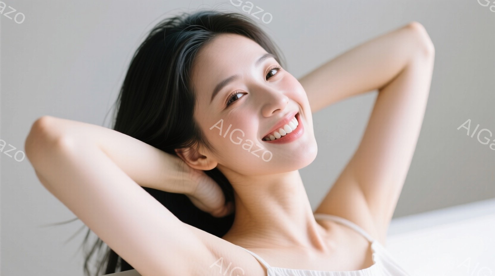 長い黒髪の女性が、白いキャミソールを着て、両手を頭の後ろで組んでいます。彼女は満面の笑みを浮かべ、リラックスした表情でカメラを見つめています。背景は白く、焦点が女性自身に当てられています。 - AI生成フリー素材