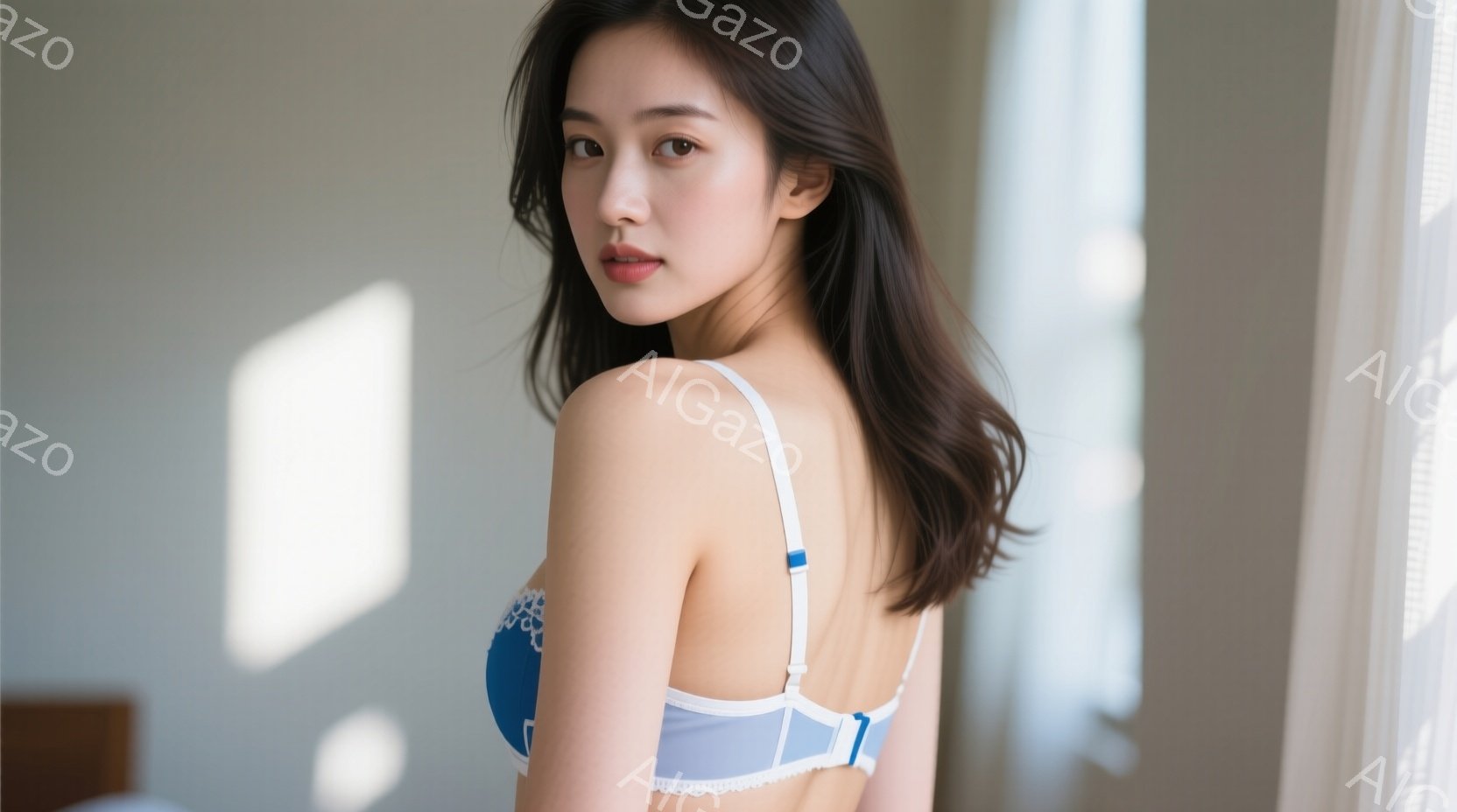 長い黒髪を肩にかける女性が、白いストラップと青いレースが特徴のブラレットを着ています。彼女は正面を向き、穏やかな表情でカメラを見つめており、姿勢はまっすぐでリラックスしています。背景はぼやけており、白 - AI生成フリー素材