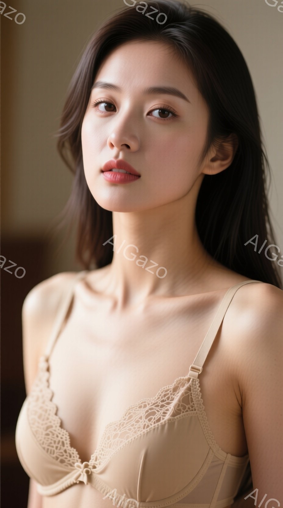 長い黒髪を無造作に垂らした女性が、ベージュ色のレース付きブラレットを身に着けています。彼女はわずかに微笑んでおり、リラックスした表情でカメラを見つめています。背景はぼかされており、暖色系の柔らかな光が彼女を照らし、穏やかで親密な雰囲気を醸し出しています。