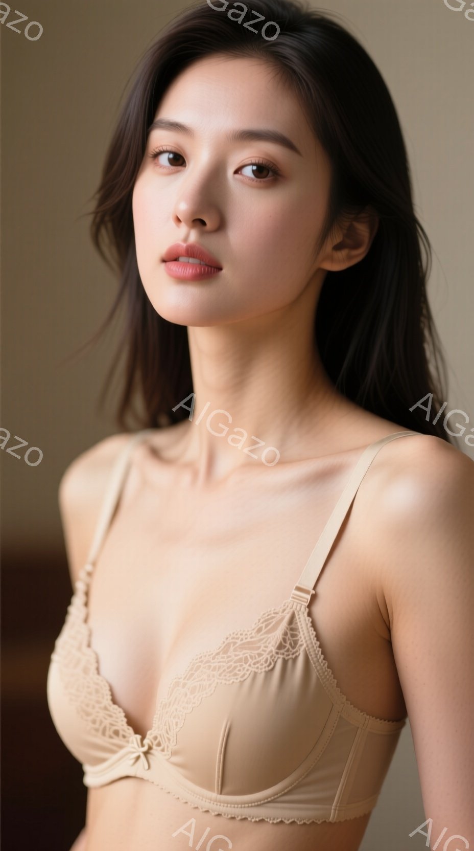 長い黒髪を肩にかけた女性が、ベージュ色のレースのブラジャーを着ています。彼女はわずかに微笑み、カメラを見つめており、穏やかで自然な雰囲気を醸し出しています。背景は淡いベージュ色で、女性が際立つように工 - AI生成フリー素材