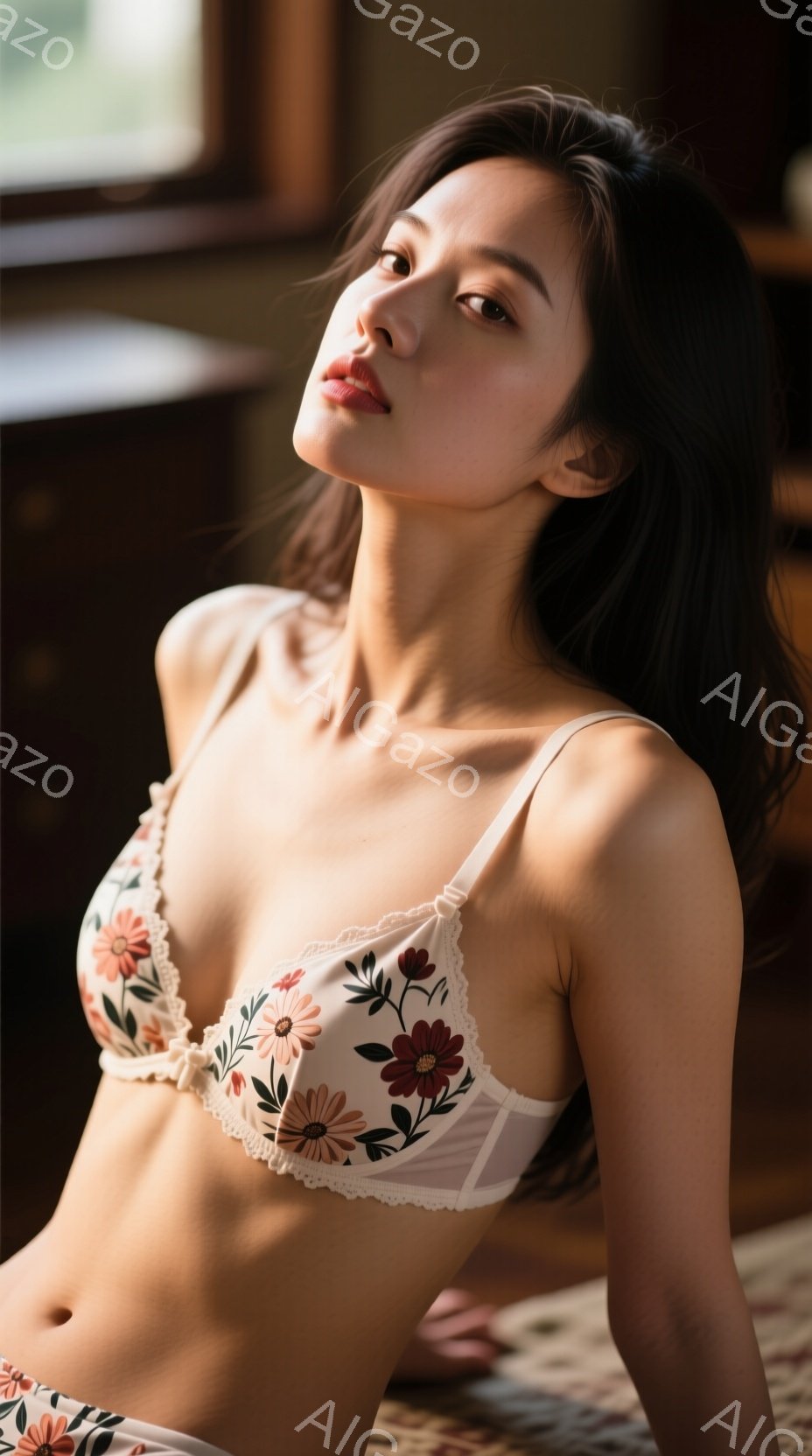 花柄のブラとショーツを身につけた女性が写っている。彼女は少し上向きに顔を傾け、口を開けている。背景はぼやけており、室内であることがわかるが、暖色系の光が彼女を照らし、リラックスした雰囲気を醸し出してい - AI生成フリー素材