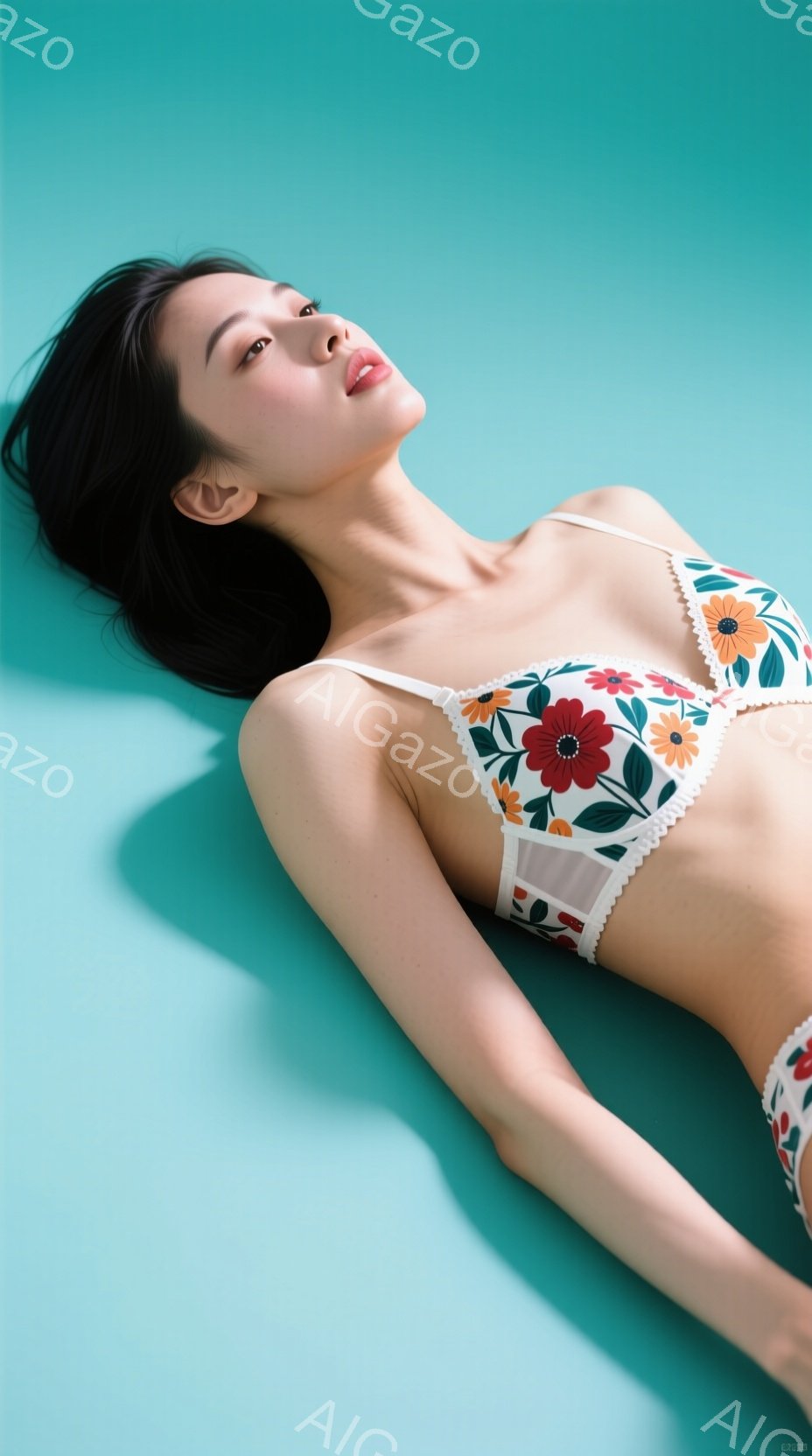 長い黒髪を広げ、花柄のブラとショーツを身に着けた女性が、淡い水色の背景を背景に横たわっています。彼女は顔を少し上に向けており、穏やかで自信のある表情をしています。 全体的に、この写真は春のような暖かく - AI生成フリー素材