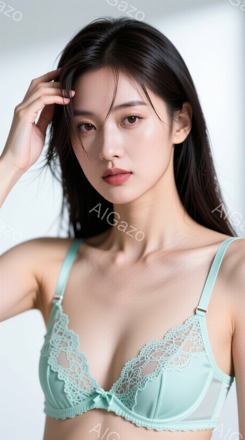 長い黒髪をなびかせ、ターコイズブルーのレースブラレットを着た女性が写っている。彼女は片手を頭部に添え、僅かに口角を上げて微笑んでいるように見える。背景は白く、人物に焦点が当てられている。 - AI生成フリー素材