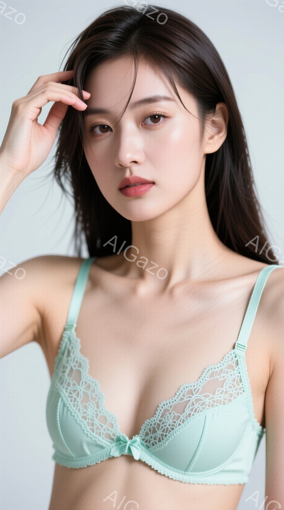 長い黒髪の女性が、淡い水色のレースのブラレットを着て、片手で髪をなでています。彼女は正面を見据え、わずかに微笑んでおり、肌はきめ細かく滑らかに見えます。背景は白く、人物に焦点が当てられています。 - AI生成フリー素材