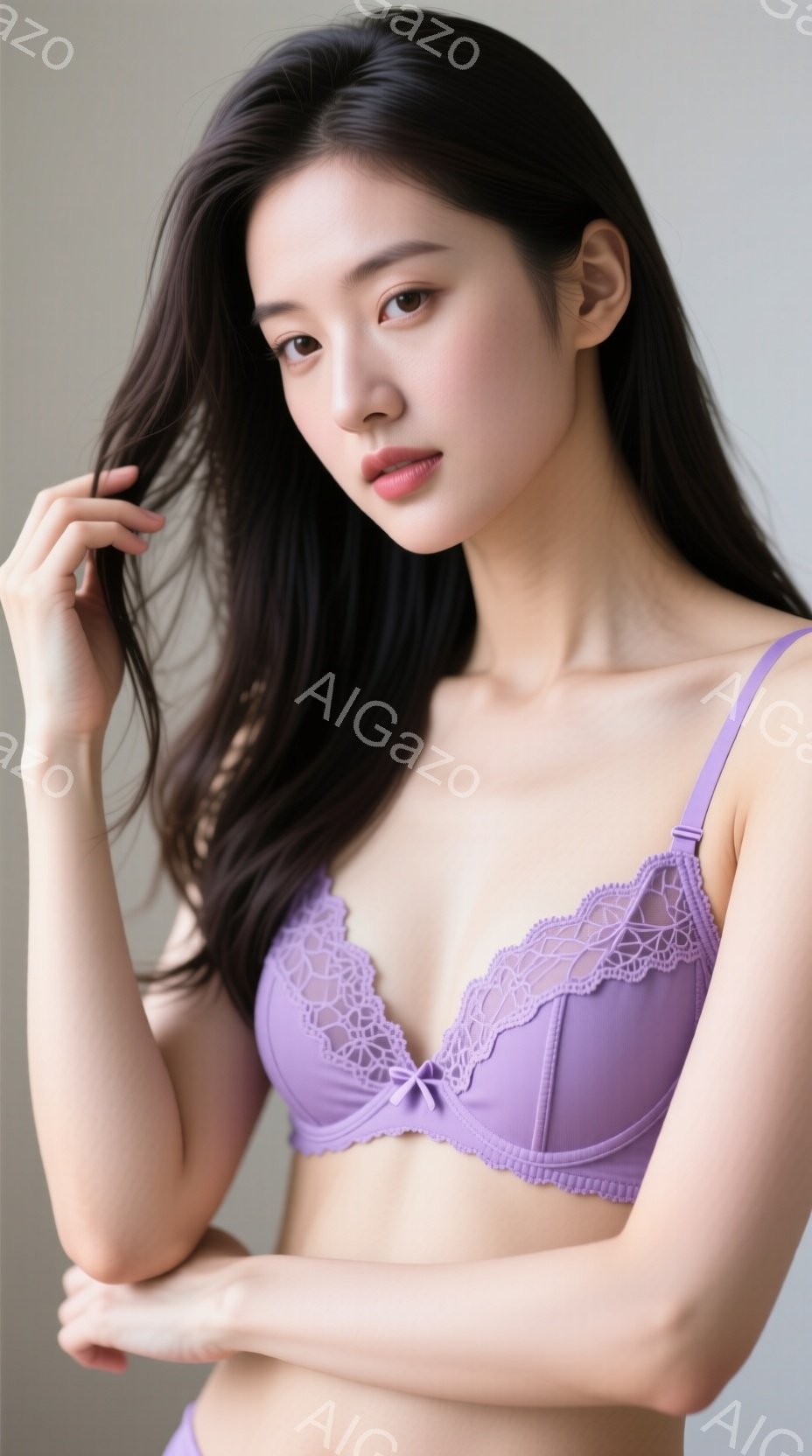 長い黒髪を肩にかける若い女性が写っています。彼女は薄紫色のレースのブラレットを着ており、少し微笑んでいます。背景は淡いグレーで、彼女が中心人物として際立っています。 - AI生成フリー素材