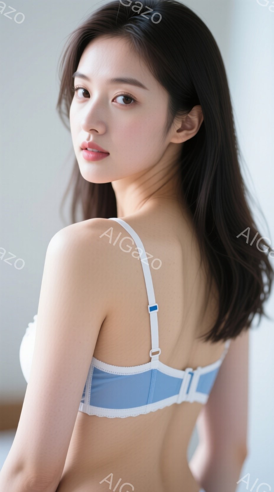 長い黒髪の女性が、水色のレース装飾のブラレットを着用し、カメラに向かって振り返っています。彼女は少し微笑み、穏やかな表情を浮かべています。背景はぼやけており、部屋の一部が見えますが、焦点は女性自身に当 - AI生成フリー素材