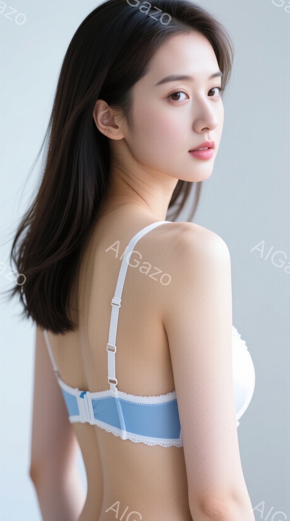 柔らかい光の中で、肩を少し見せた女性が写っている。彼女は白いストラップと淡い青色のレースがあしらわれたブラジャーを着用しており、黒髪が肩にかかっている。彼女は正面を少し外して見つめており、穏やかで控え - AI生成フリー素材