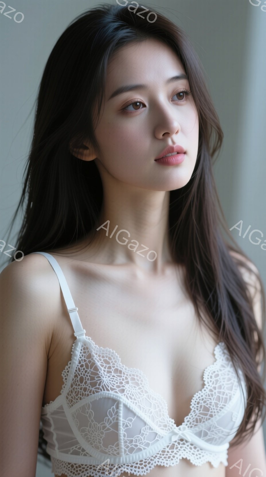 長い黒髪を無造作に垂らし、白いレースのブラレットを着用した女性が写っている。彼女は少し横を向き、穏やかで物憂げな表情をしている。背景はぼやけており、窓からの自然光が彼女を照らしている。 - AI生成フリー素材