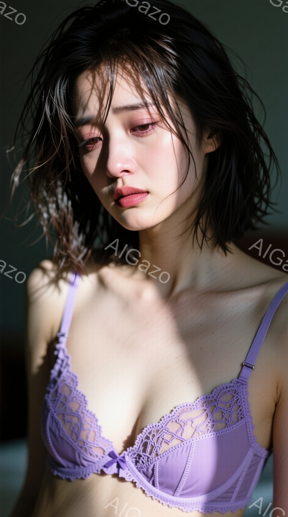 長い黒髪を無造作に垂らし、淡い紫色のレースブラレットを身に着けた女性が写っている。彼女はわずかに口を開け、どこか憂いを帯びた表情でカメラを見つめている。背景は暗く、光が彼女の身体に柔らかく当たり、物憂げな雰囲気を醸し出している。