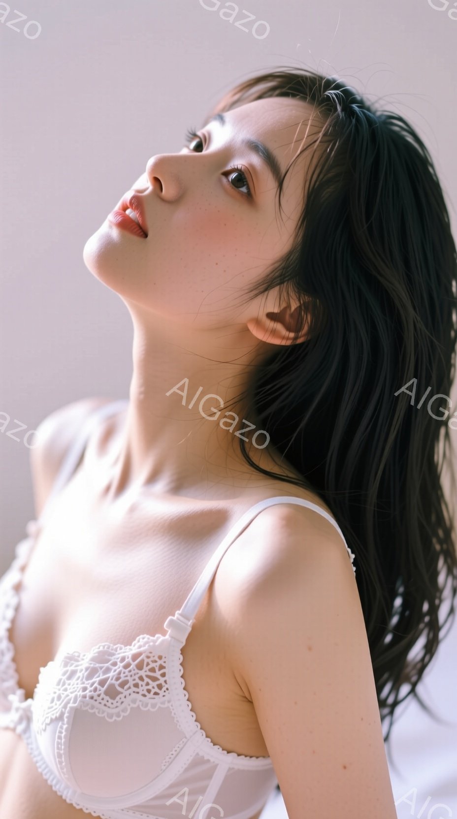 黒髪の女性が、白いレースのブラレットを身につけ、上を見上げています。顔には小さなそばかすが散りばめられ、唇はわずかに開いています。背景は白く、柔らかい光が彼女を照らし、全体的に繊細で夢幻的な雰囲気を醸 - AI生成フリー素材