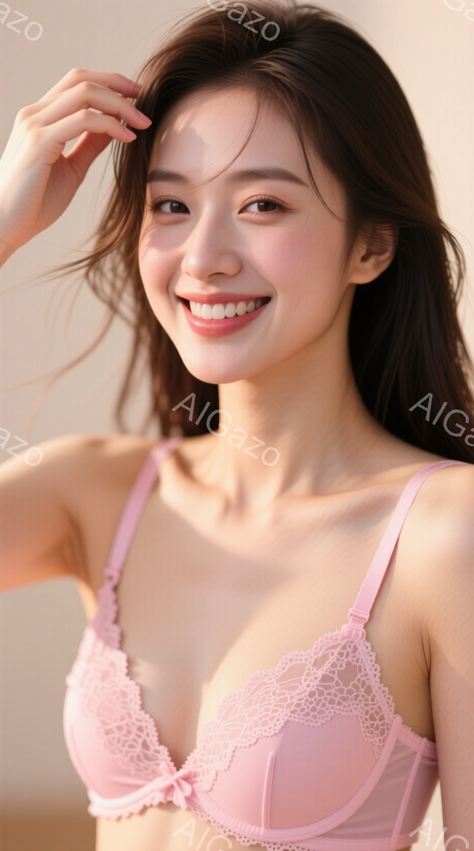 長い黒髪の女性が、ピンク色のレースのブラレットを着て微笑んでいます。彼女は片手を頭に当ててポーズを取っており、背景は淡いピンク色で柔らかい雰囲気を醸し出しています。全体的に、明るくフェミニンな印象を与 - AI生成フリー素材