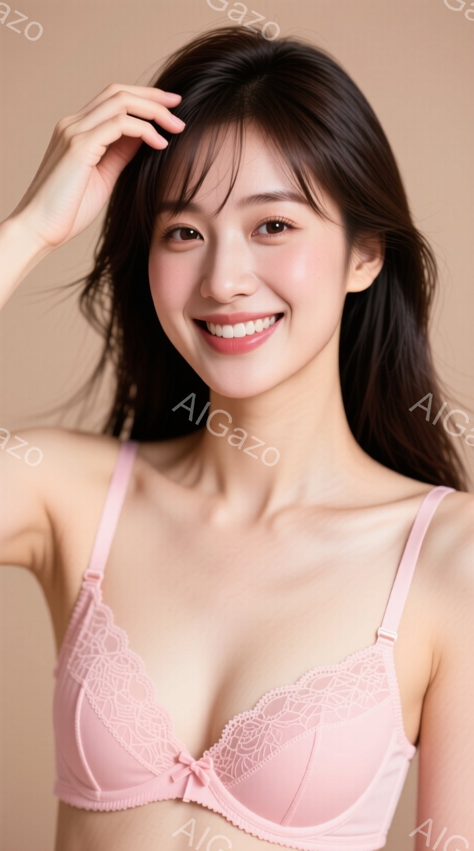 長い黒髪の女性が、淡いピンク色のレースのブラレットを着用して微笑んでいます。彼女は右手を頭の横に添え、少し体を傾けています。背景は淡いベージュ色で、全体的に柔らかく、親しみやすい雰囲気が漂っています。 - AI生成フリー素材