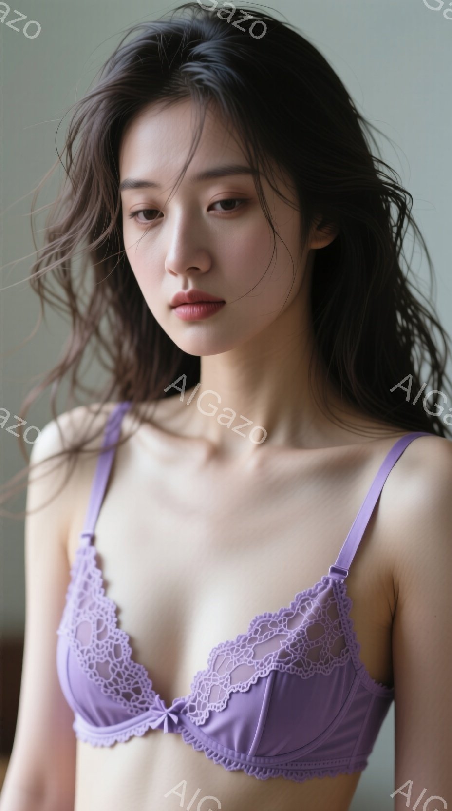 長い黒髪を無造作に垂らし、ラベンダー色の繊細なレースが縁取られたブラレットを着用した若い女性が写っている。彼女は正面を少し外して見つめ、表情は穏やかで、どこか憂いを帯びている。背景は淡いグレーで、女性 - AI生成フリー素材