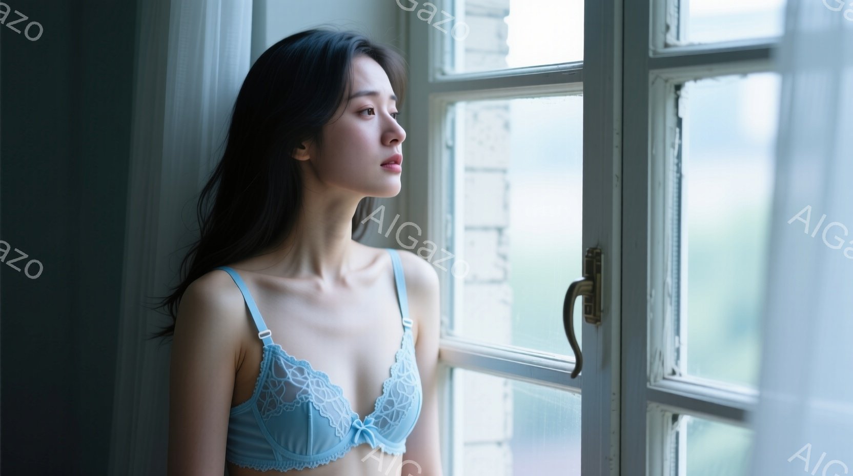 長い黒髪をなびかせた女性が、水色のレースのブラレットを着て窓辺に立っている。彼女は少し憂いを帯びた表情で、遠くを見つめている。背景には緑豊かな風景が広がり、窓枠と白いカーテンが柔らかい光を添えている。 - AI生成フリー素材