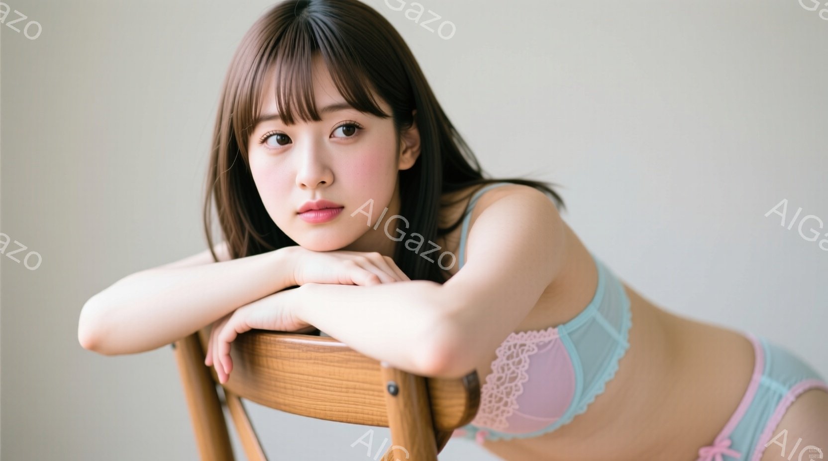 長い茶色の髪は肩にかかり、前髪は眉毛のあたりでカットされています。彼女は薄い水色のレース装飾のあるブラとショーツを身に着け、木の椅子に肘をついて座っており、少し微笑みながらカメラを見つめています。背景 - AI生成フリー素材