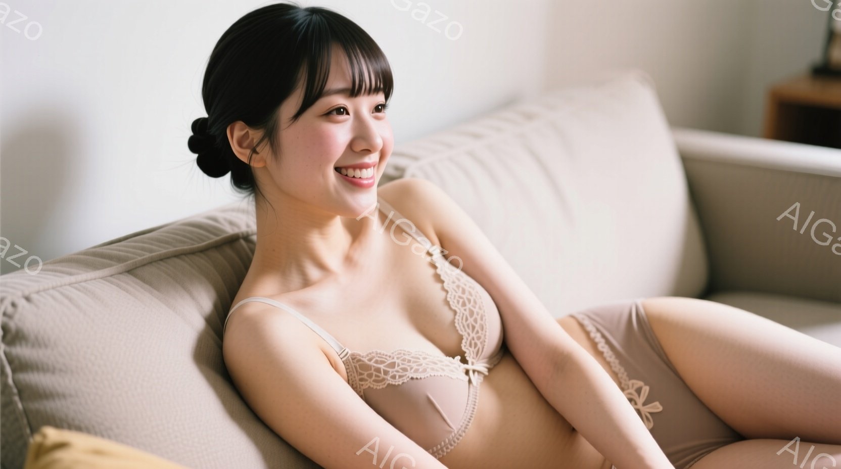 明るい色のソファに座る女性が写っています。彼女はベージュ色のレースのブラとショーツを身に着け、笑顔を浮かべています。髪は後ろでまとめられ、リラックスした雰囲気の室内で、穏やかな光が差し込んでいます。 - AI生成フリー素材