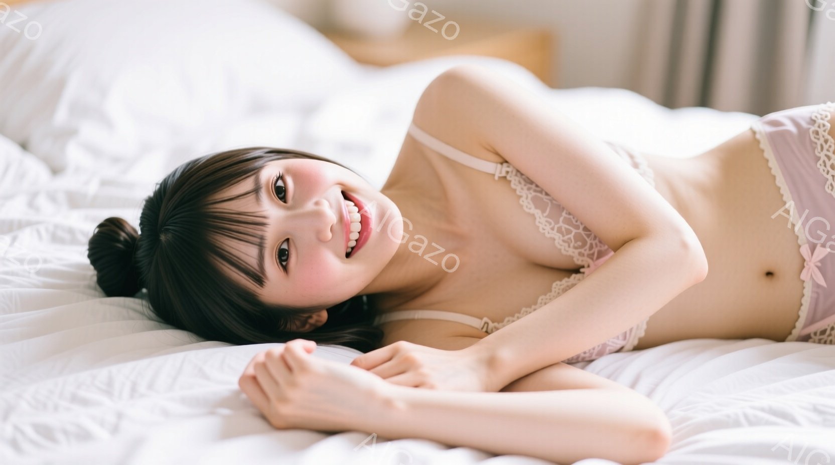 黒髪をハーフアップにした若い女性が、白いベッドに仰向けに横たわっています。薄いピンク色のレースのブラレットとショーツを着用し、微笑みを浮かべてカメラを見つめています。背景は白を基調としたシンプルな寝室 - AI生成フリー素材