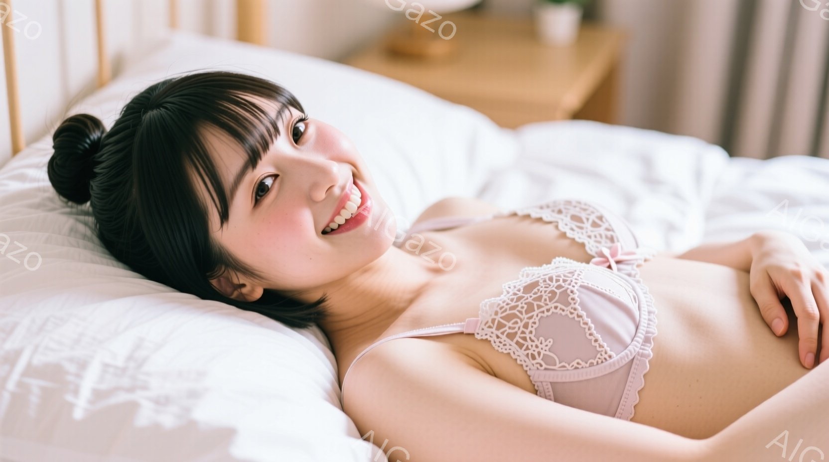 長い黒髪をゆるくまとめ、明るい笑顔を浮かべた若い女性が、白いベッドの上で横たわっています。薄いピンク色のレースのブラレットを着用しており、リラックスした雰囲気です。背景には木製のナイトテーブルとわずか - AI生成フリー素材