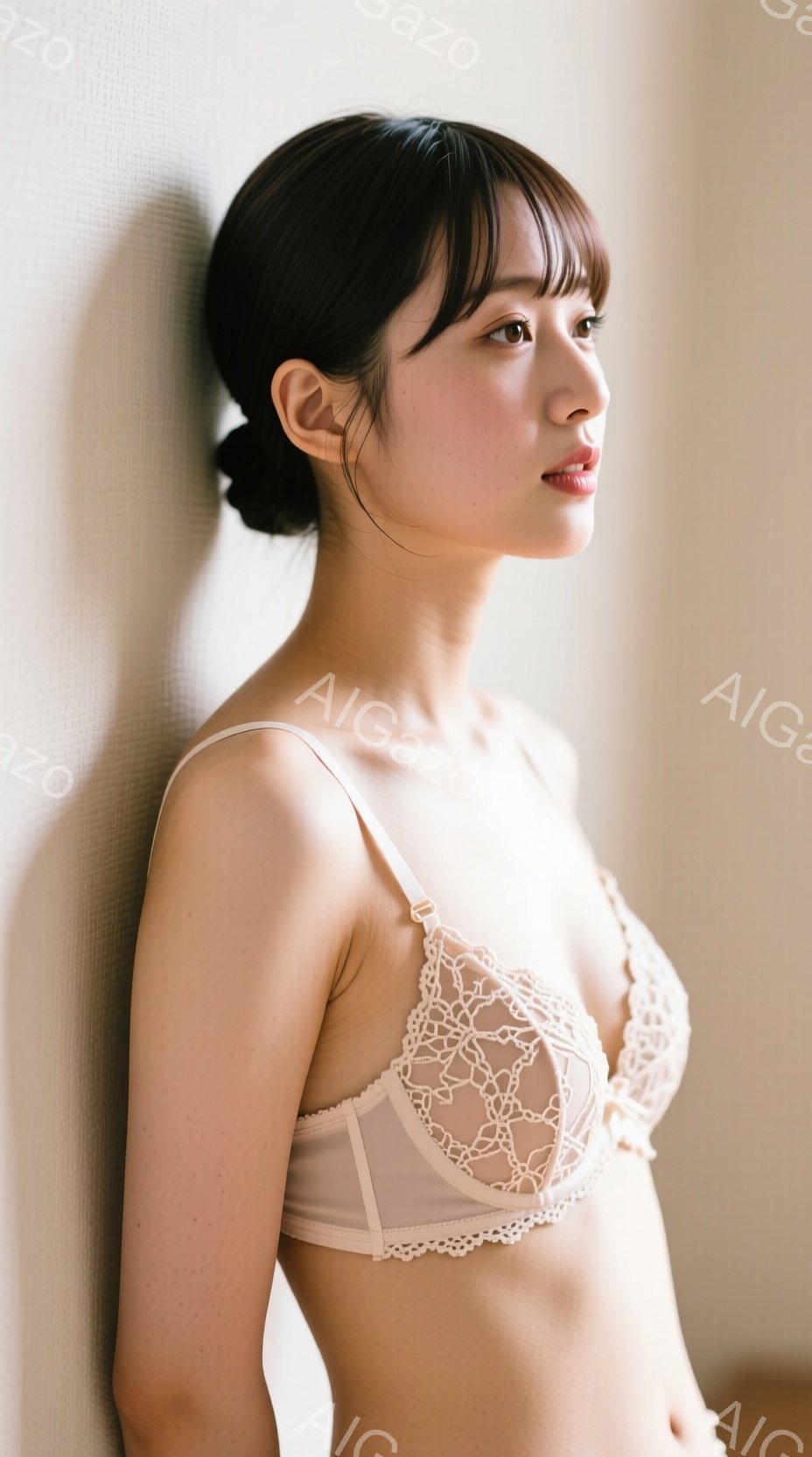 画像は、白いレースのブラレットを身につけた若い女性の側面からのポートレートです。彼女は髪を後ろでまとめ、わずかに微笑んでおり、壁に寄りかかっています。全体的に、柔らかく、穏やかな雰囲気を醸し出しています。