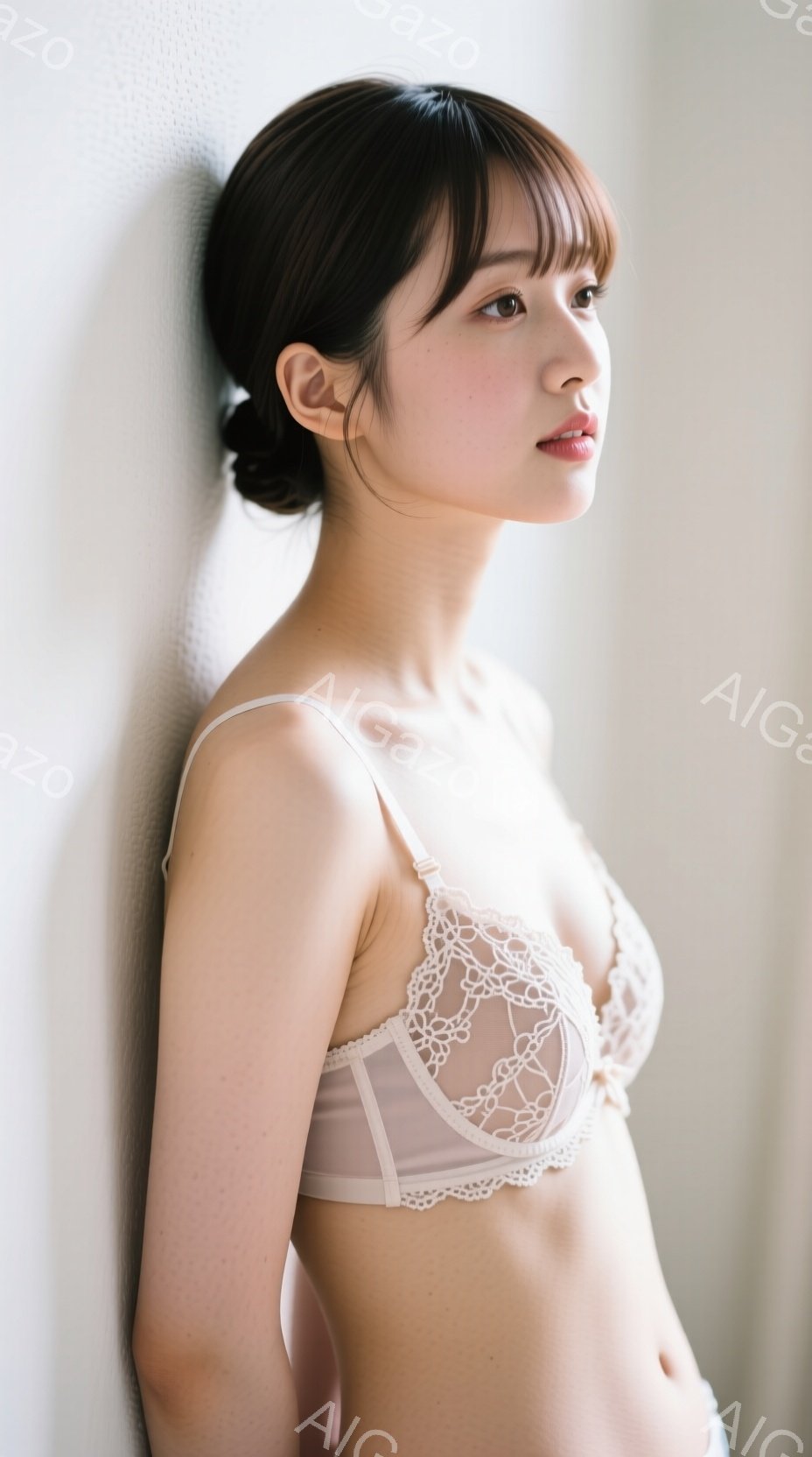 長いダークブラウンの髪を肩のあたりで切り揃え、前髪は眉毛にかかるように流している女性が描かれています。彼女は白いレースのブラレットと、見えないが何らかのボトムスを着用し、壁に寄りかかって横向きに立っており、少し微笑んでいます。背景は淡い色の壁で、全体的に柔らかく、落ち着いた雰囲気です。