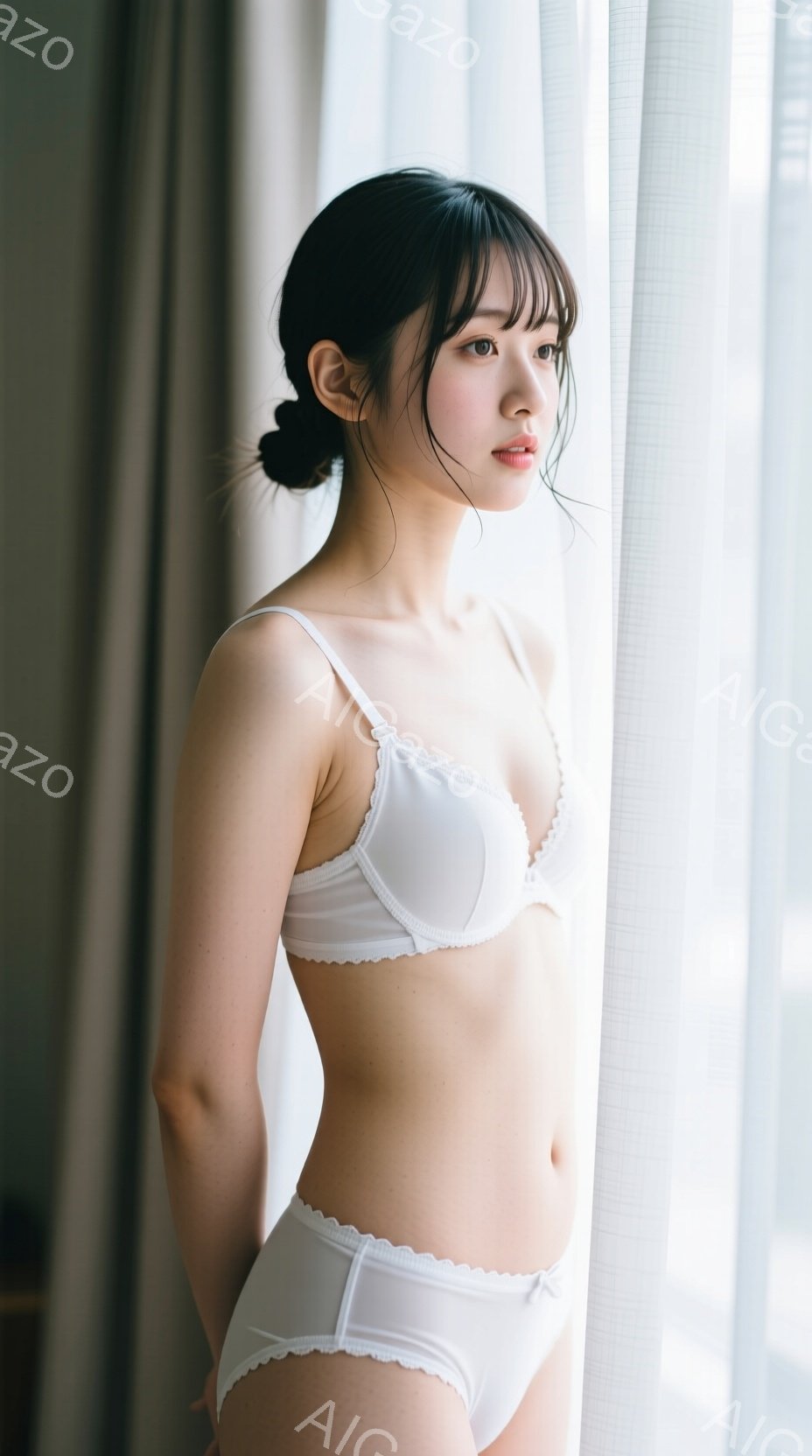 白いレースのブラとショーツを身につけた若い女性が、窓のそばに立っている。彼女は少し内側を向いており、柔らかな表情で遠くを見つめている。背景はぼやけた窓と白いカーテンで、全体的に柔らかく穏やかな雰囲気を - AI生成フリー素材