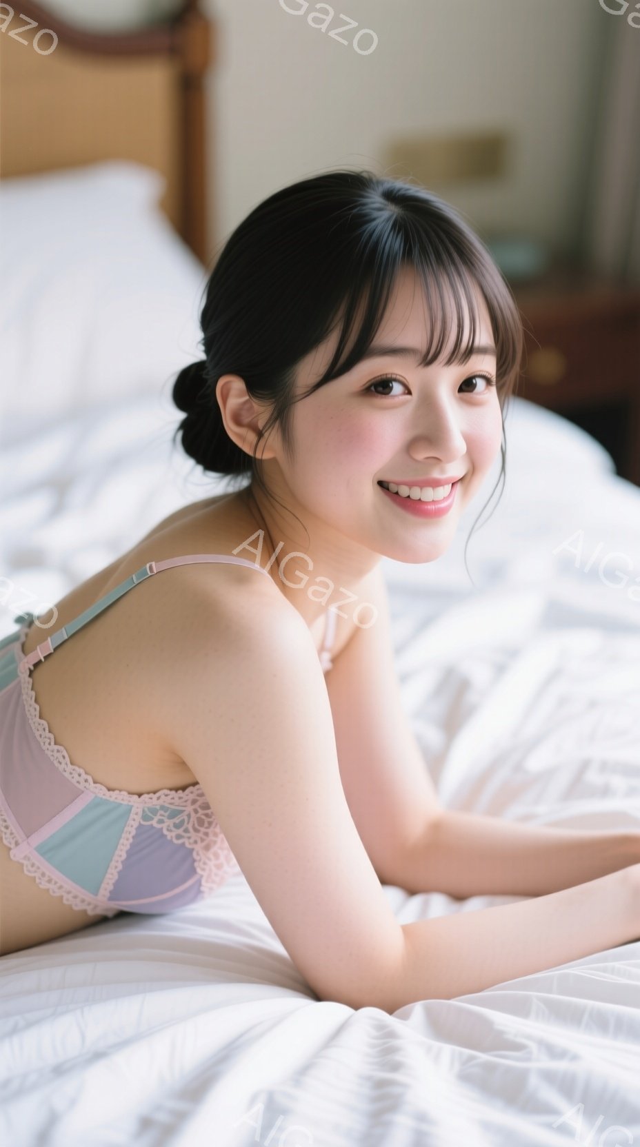 ベッドに横たわる若い女性が写っています。彼女は薄いピンクと水色のレースが縁取られたブラレットを着用し、髪を軽くカールさせて顔周りに残しています。微笑みを浮かべた表情と、カメラ目線でリラックスした姿勢が - AI生成フリー素材