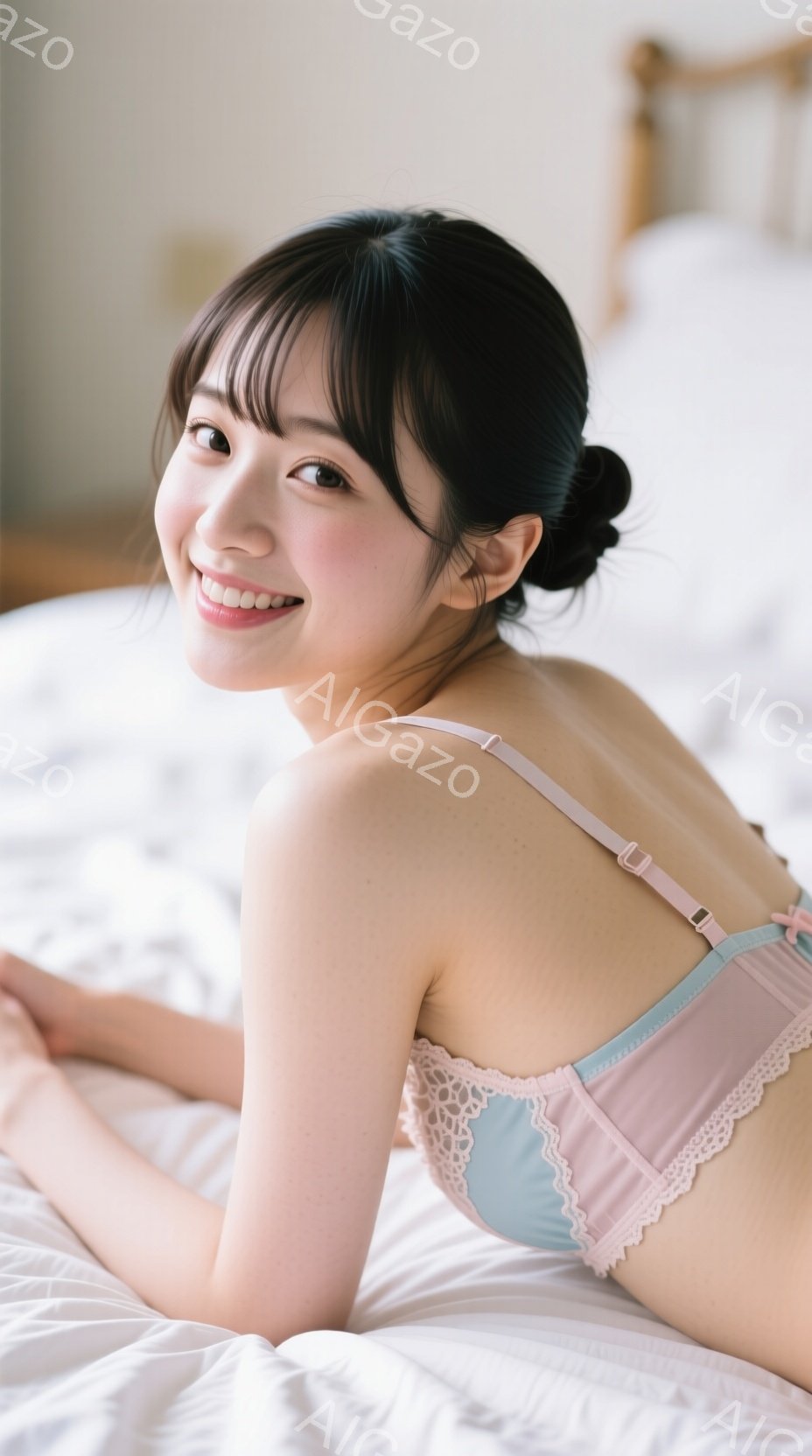 ベッドに横たわる若い女性が写っています。彼女は肩出しの淡いピンクと水色のレースのブラレットを着ており、黒髪を後ろで軽くまとめています。微笑みを浮かべた表情で、リラックスした雰囲気が漂っています。 - AI生成フリー素材