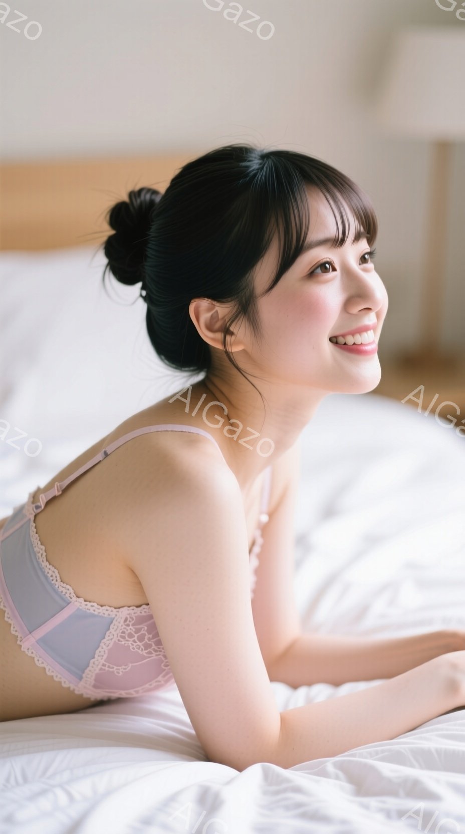 明るい室内で、若い女性がベッドに横たわっています。彼女は薄い紫色のレースのブラレットを着ており、黒髪を耳にかけるようにサイドパートにしています。顔には穏やかな笑顔が浮かび、リラックスした雰囲気が漂っています。