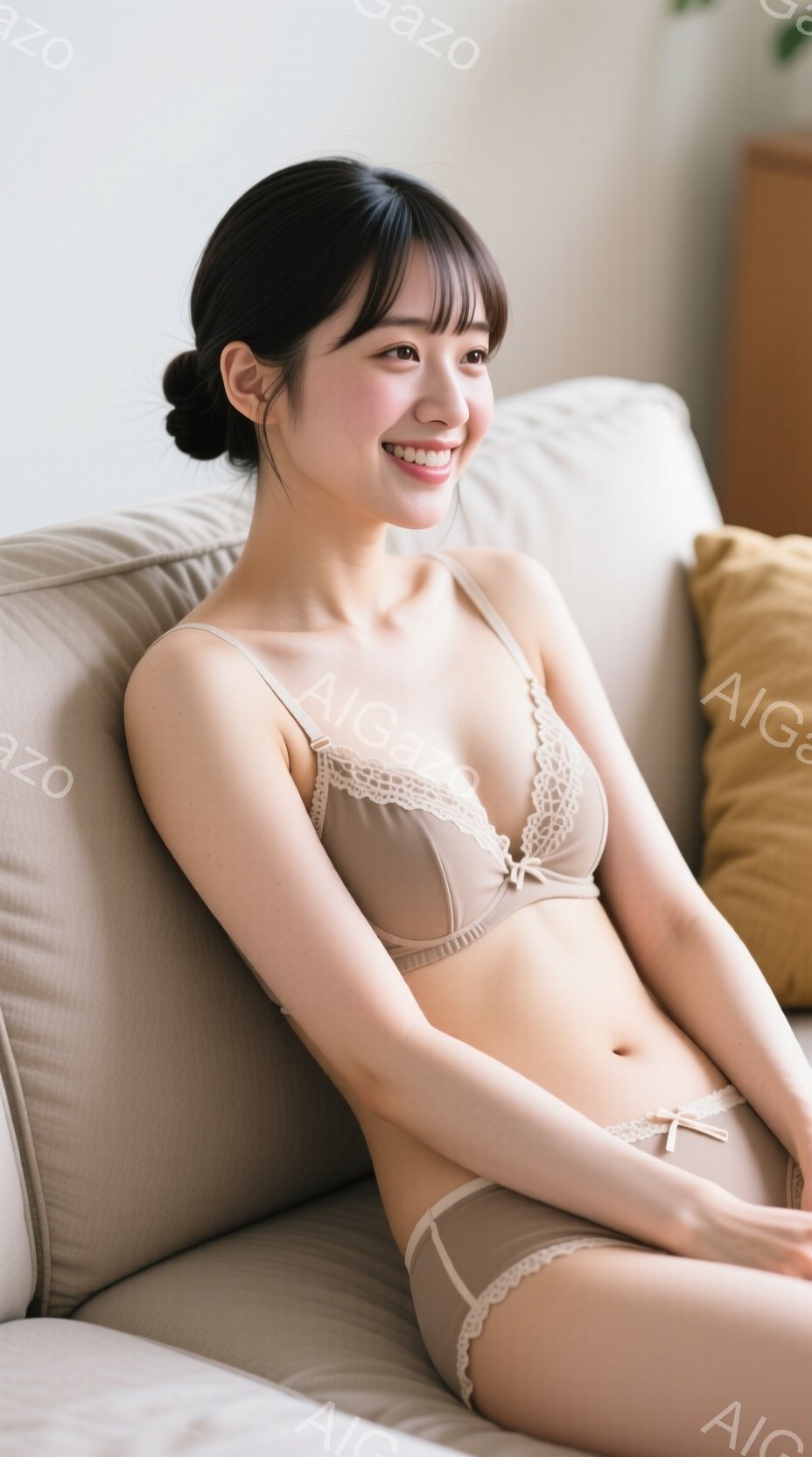 ベージュ色のブラとショーツを身につけた女性が、明るいリビングのソファに座っています。彼女は微笑んでおり、ダークブラウンのストレートヘアが肩にかかっています。背景には、柔らかい光が差し込み、クリーム色の - AI生成フリー素材
