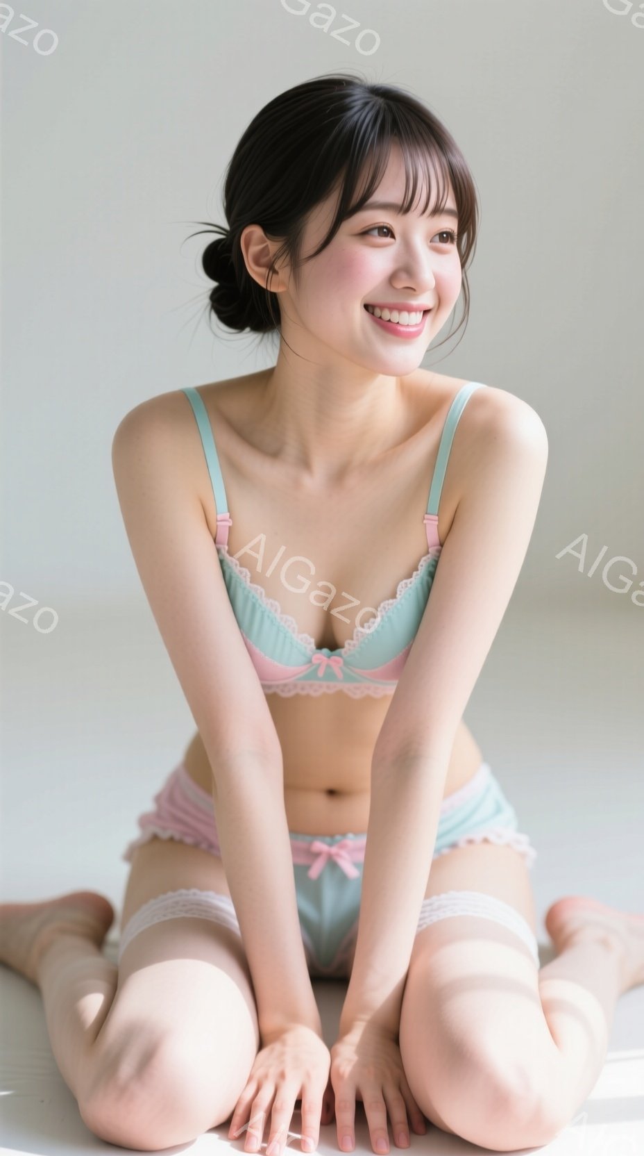 ターコイズとピンクのフリルが可愛らしいブラジャーとショーツ、太ももバンドを身に着けた女性が膝を曲げて座っています。彼女は微笑んでおり、髪は前髪を下ろした自然なストレートヘアです。背景は白く、全体的に明るく清潔感のある、可愛らしい雰囲気を醸し出しています。