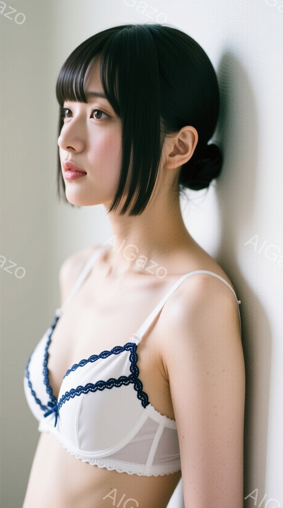 この女性は白いレースのブラジャーを着用し、壁に寄りかかっています。彼女は黒髪のストレートヘアで、わずかに微笑んでいます。背景は白く、全体的に柔らかく繊細な雰囲気が漂っています。 - AI生成フリー素材