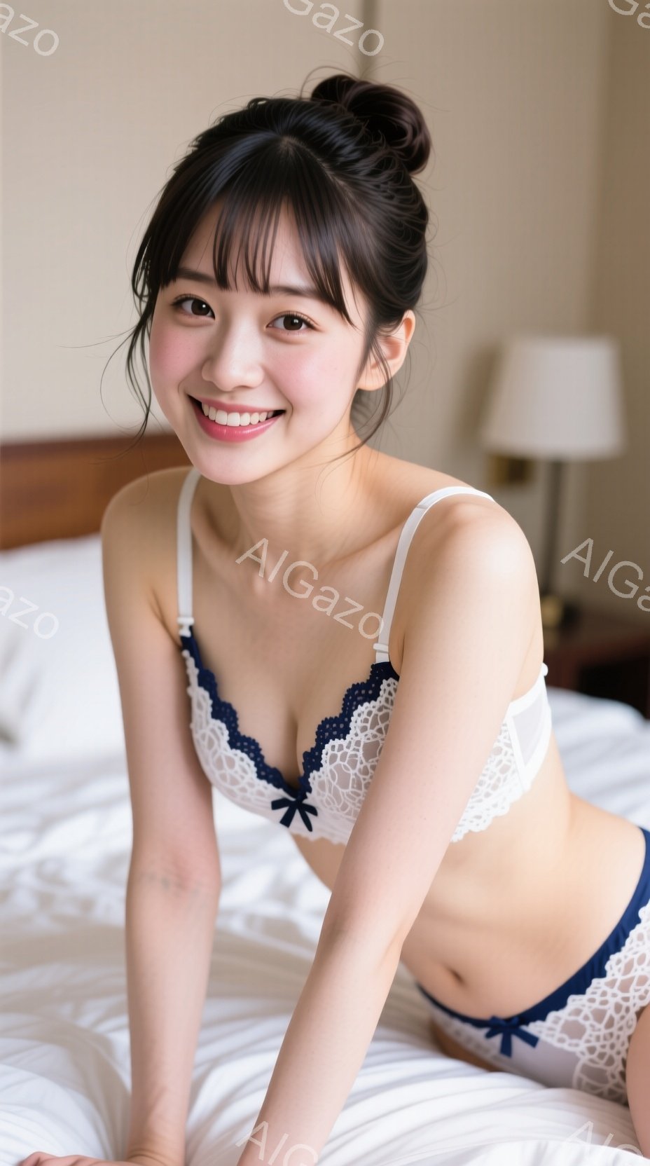 女性は白いベッドに横たわり、レースとネイビーのトリミングが施された白いブラとショーツを着用しています。彼女は微笑んでおり、髪は前髪を出し、後ろでまとめられています。背景にはぼやけた家具が見え、全体的に - AI生成フリー素材