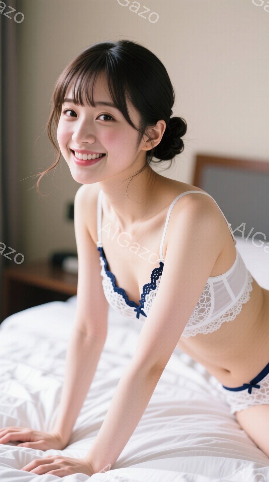 白いベッドに座る若い女性が写っています。彼女は白いレースのブラジャーと青い下着を身に着け、微笑んでいます。髪は肩まで伸びたストレートヘアで、全体的に明るく、リラックスした雰囲気が漂っています。 - AI生成フリー素材