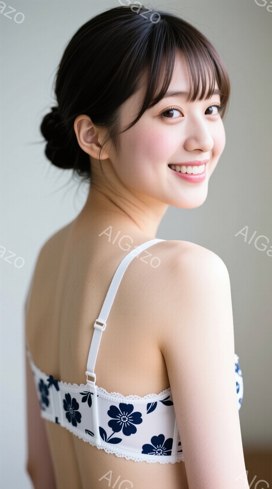 白地に青い花柄のキャミソールを着た女性が、少し振り返ってこちらを見ている。彼女は黒髪で、前髪を少し長く残したスタイルで、笑顔を浮かべている。背景は薄いグレーで、女性がメインの被写体となっている、明るく - AI生成フリー素材