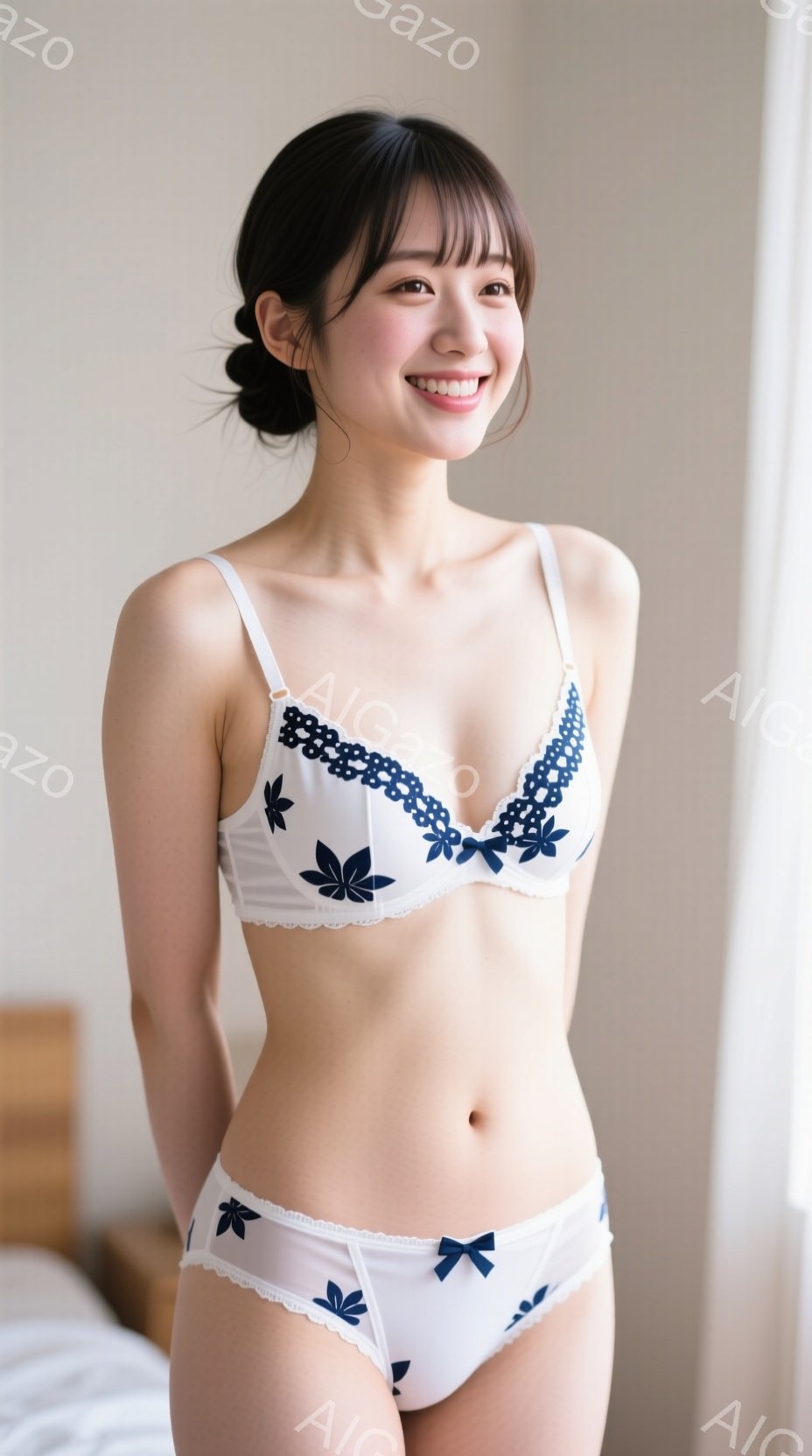 白いレースのブラとショーツを身に着けた若い女性が写っている。彼女は軽く微笑み、リラックスしたポーズで立っており、黒い髪は肩にかかる長さで自然にまとめられている。背景はぼやけており、部屋の一部が見えるだ - AI生成フリー素材