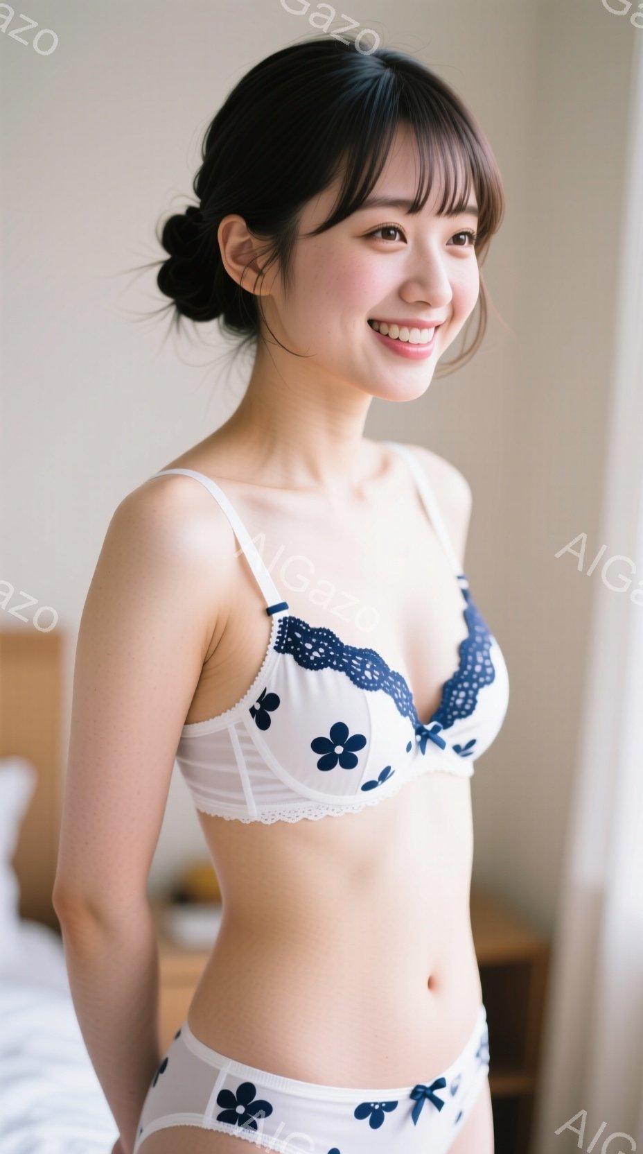 明るい室内で、花柄のブラとショーツを身に着けた女性が写っている。彼女は少し微笑んでおり、髪は肩にかかる長さで自然なウェーブがかかっている。背景にはぼんやりとベッドの一部が見え、全体的に清潔感のある、リラックスした雰囲気が漂っている。