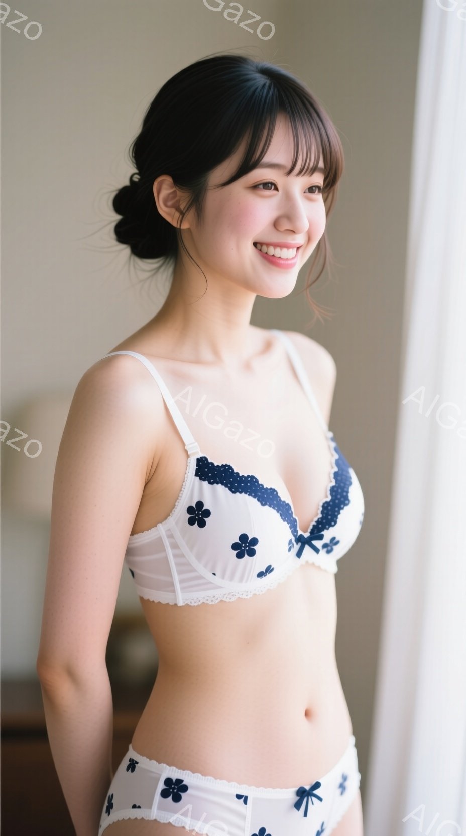 明るい窓辺で、花柄の白いブラとショーツを身につけた若い女性が微笑んでいます。彼女は肩を少し内側にし、リラックスした姿勢で立っており、黒髪のストレートヘアが肩にかかっています。背景はぼやけていますが、部 - AI生成フリー素材
