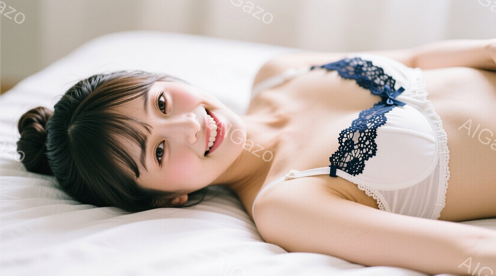黒髪を耳にかけた女性が、白いベッドに仰向けに横たわっています。白いレースのブラレットを着ており、顔には穏やかな笑顔が浮かんでいます。背景はぼやけており、穏やかでリラックスした雰囲気を醸し出しています。 - AI生成フリー素材