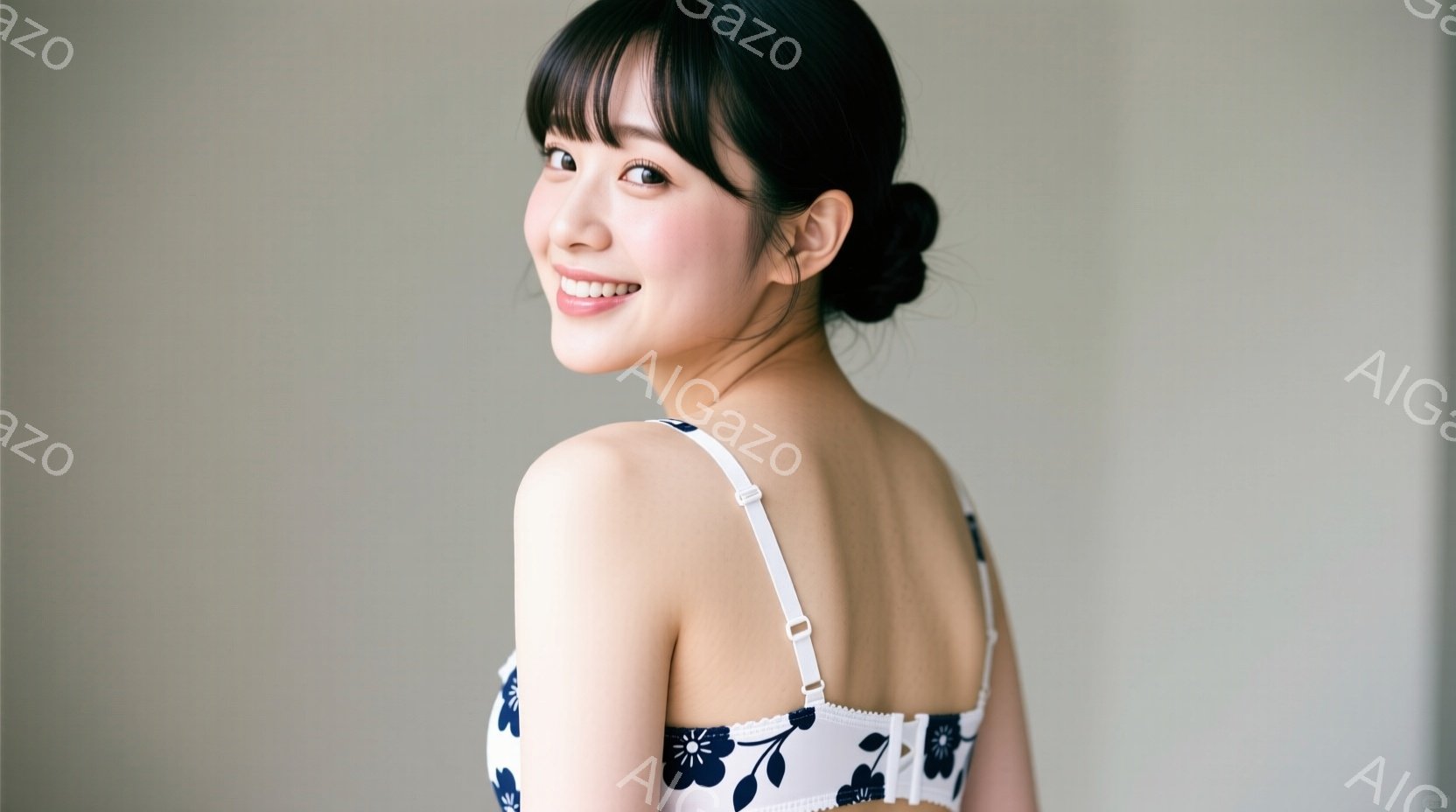 画像は、花柄の白いキャミソールを着た若い女性を捉えています。彼女は微笑んでおり、髪は後ろでまとめられています。背景は淡いグレーで、焦点は女性自身に当てられています。 - AI生成フリー素材