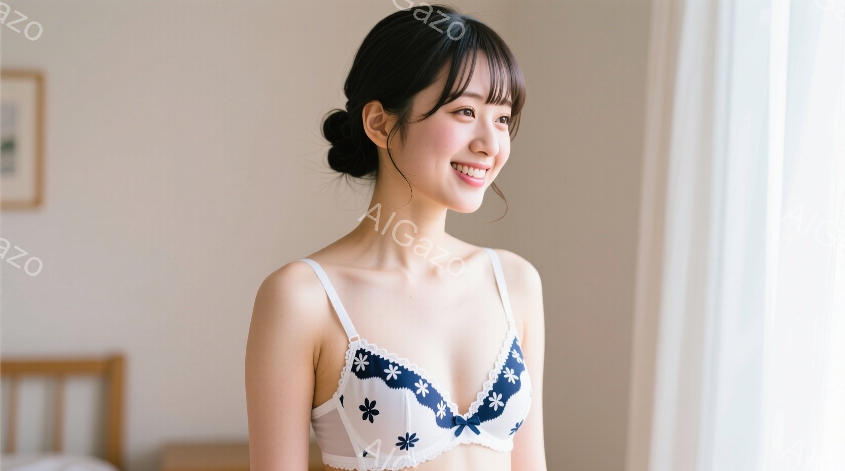 明るい室内で、女性が白いストラップに青い花柄のブラレットを着ています。彼女は微笑んでおり、髪は肩にかかる長さで自然なウェーブがかかっています。背景にはぼんやりとベッドと窓が見え、全体的に柔らかく、リラ - AI生成フリー素材