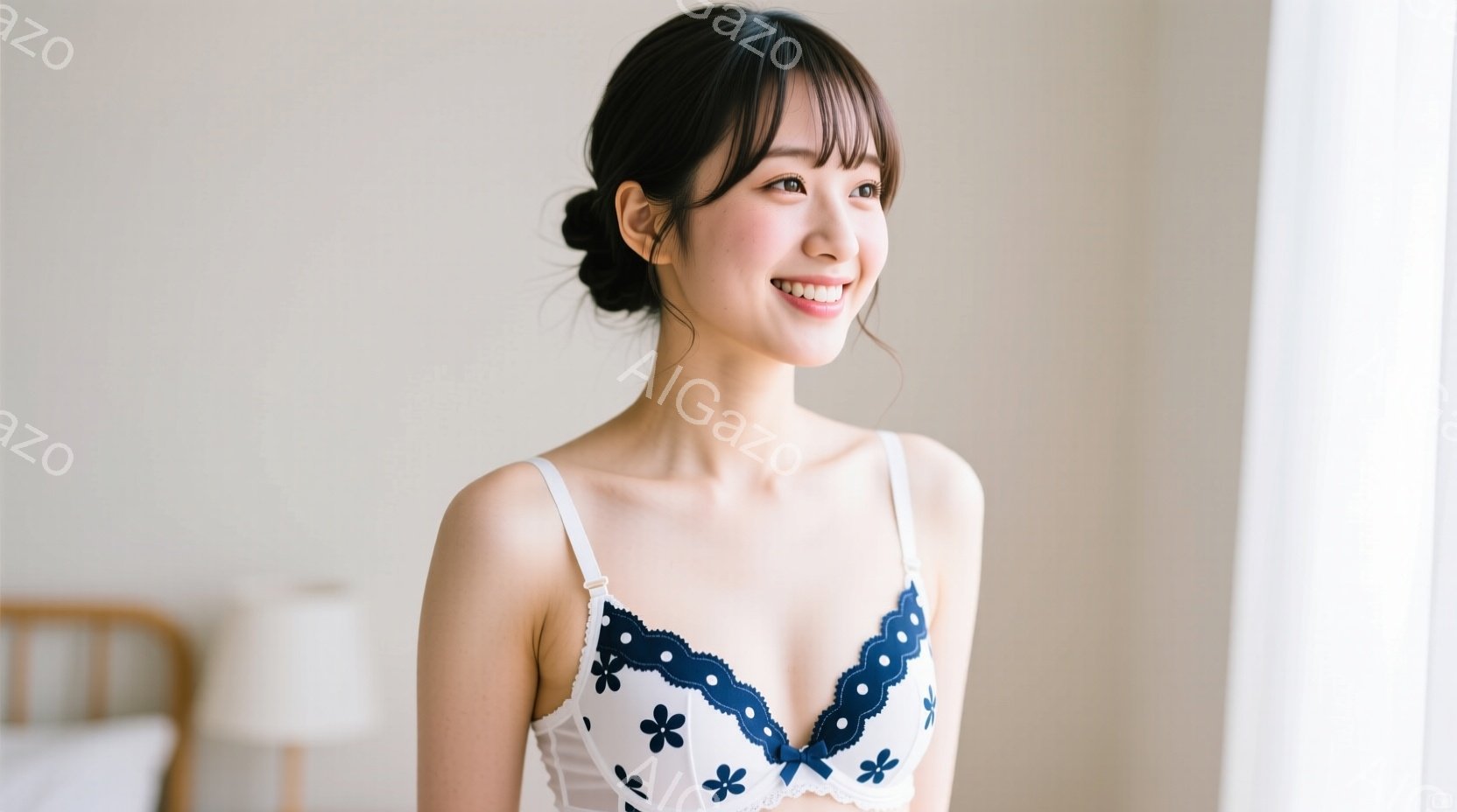 白地に青い花柄のブラレットを着た若い女性が、窓辺で微笑んでいます。彼女は肩を少し落としたリラックスした姿勢で、黒髪のロングヘアを耳にかけるようにしています。背景は明るいベージュ色の壁とシンプルな家具で - AI生成フリー素材