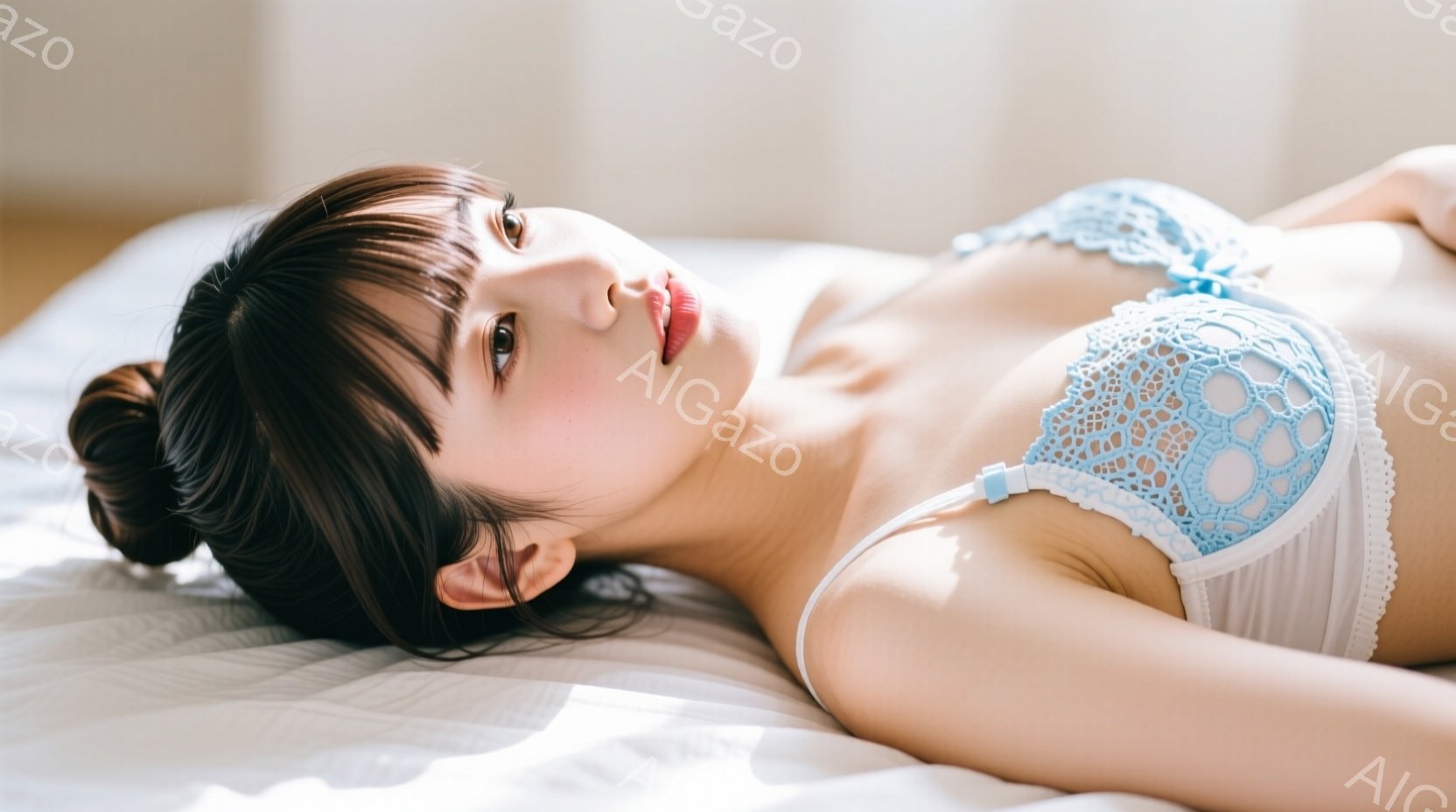 黒髪をハーフアップにした若い女性が、白いベッドの上に仰向けに寝ています。彼女はレースのブルーのブラレットを身につけ、リラックスした表情でカメラを見つめています。背景はぼやけていますが、明るい室内である - AI生成フリー素材