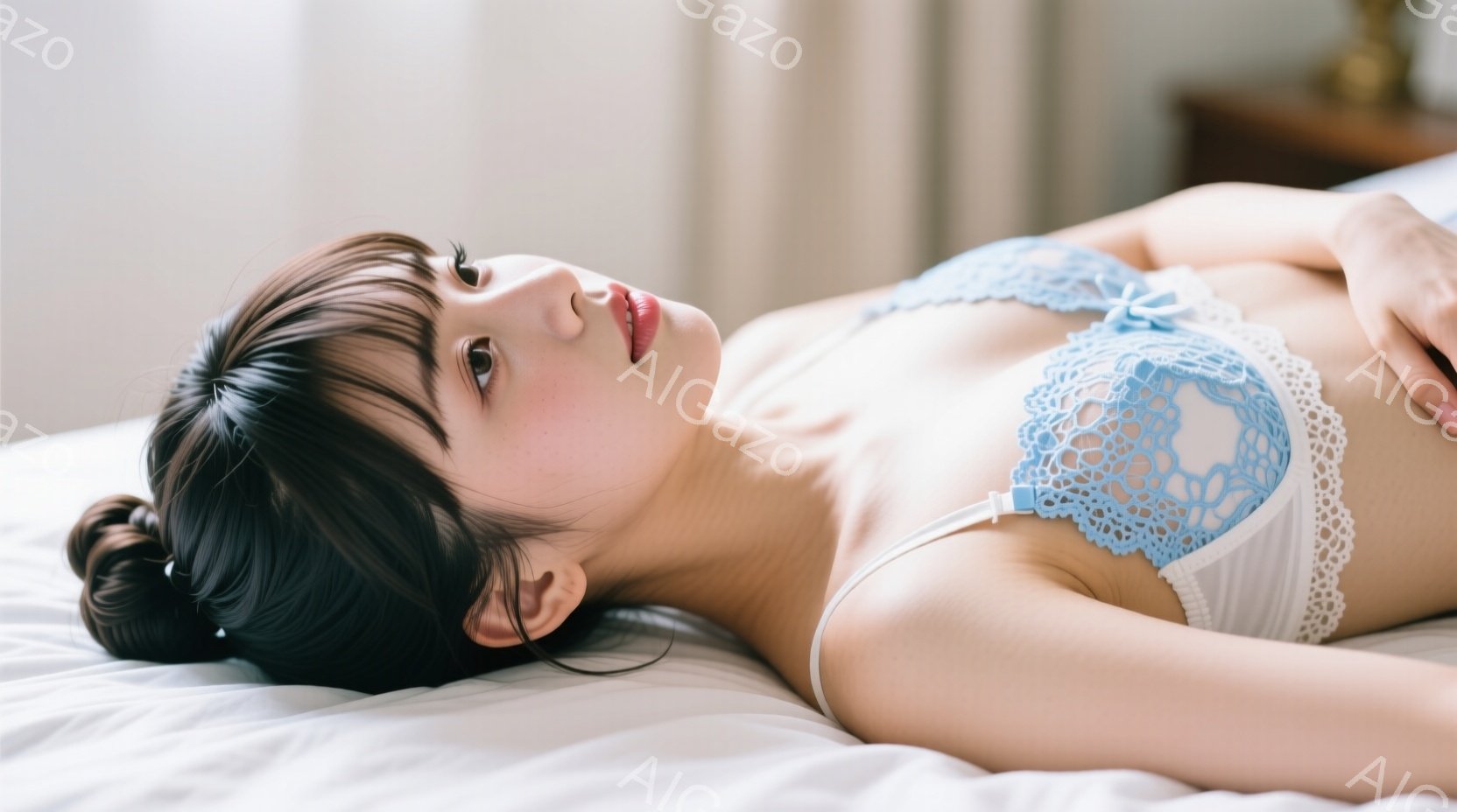 黒髪を後ろでまとめた女性が、白いベッドの上で横たわっています。淡い水色のレースのブラジャーを身に着け、リラックスした表情でカメラを見つめています。背景はぼかれていますが、木製の家具の一部が見え、穏やか - AI生成フリー素材
