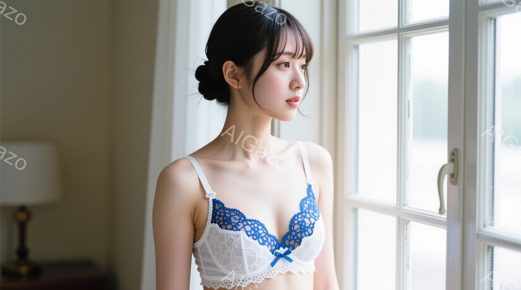 長い黒髪をセンターパートにした女性が、白いレースと青い刺繍が施されたブラレットを身につけて窓辺に立っている。彼女は横顔で少し憂いを帯びた表情をしており、柔らかな光が彼女の肌を照らしている。窓の外にはぼ - AI生成フリー素材