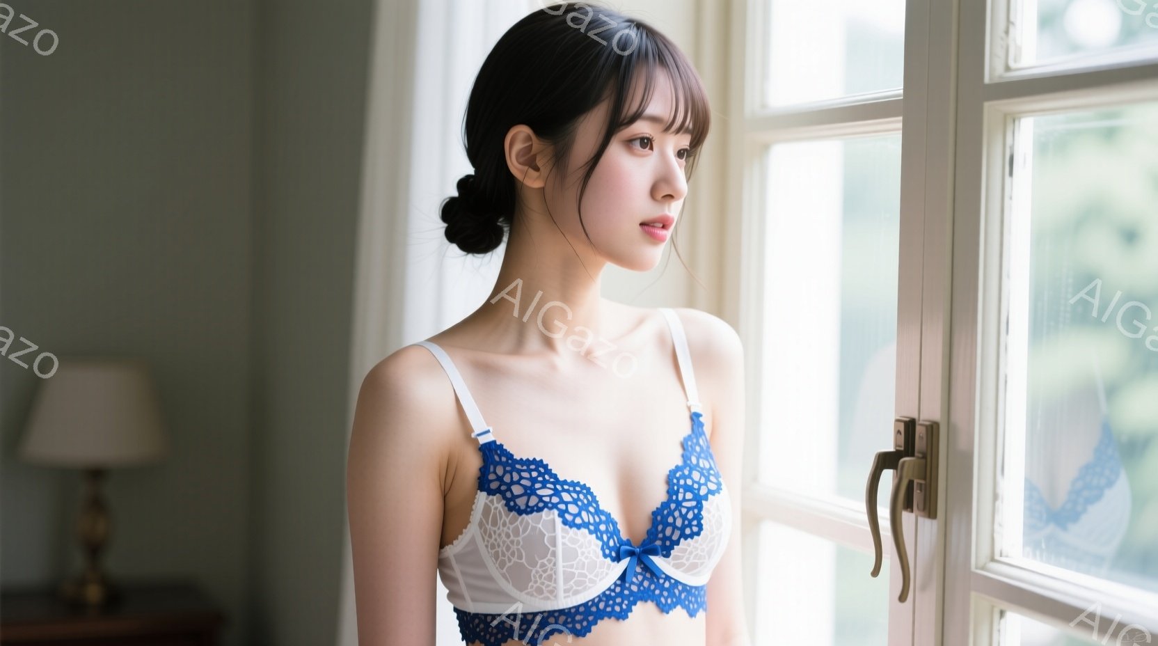 画像には、青いレースと白い生地のブラレットを着た女性が写っています。彼女は黒髪で、軽くウェーブがかかった髪を後ろでまとめています。窓の外にはぼんやりとした景色が見え、室内は柔らかい光で照らされ、落ち着 - AI生成フリー素材